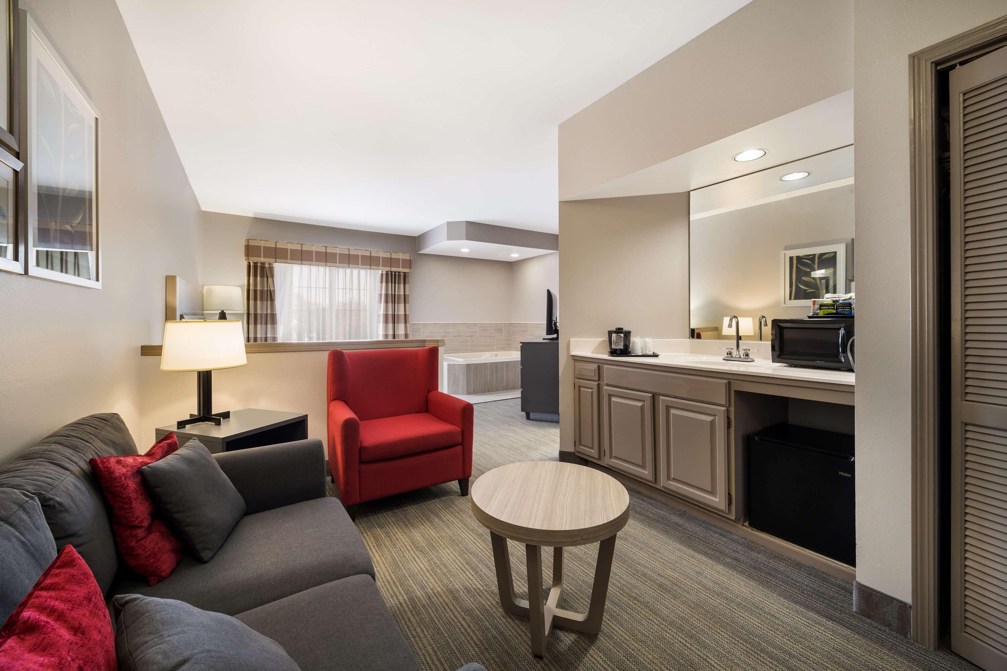 Country Inn & Suites by Radisson, Freeport, IL — 13
