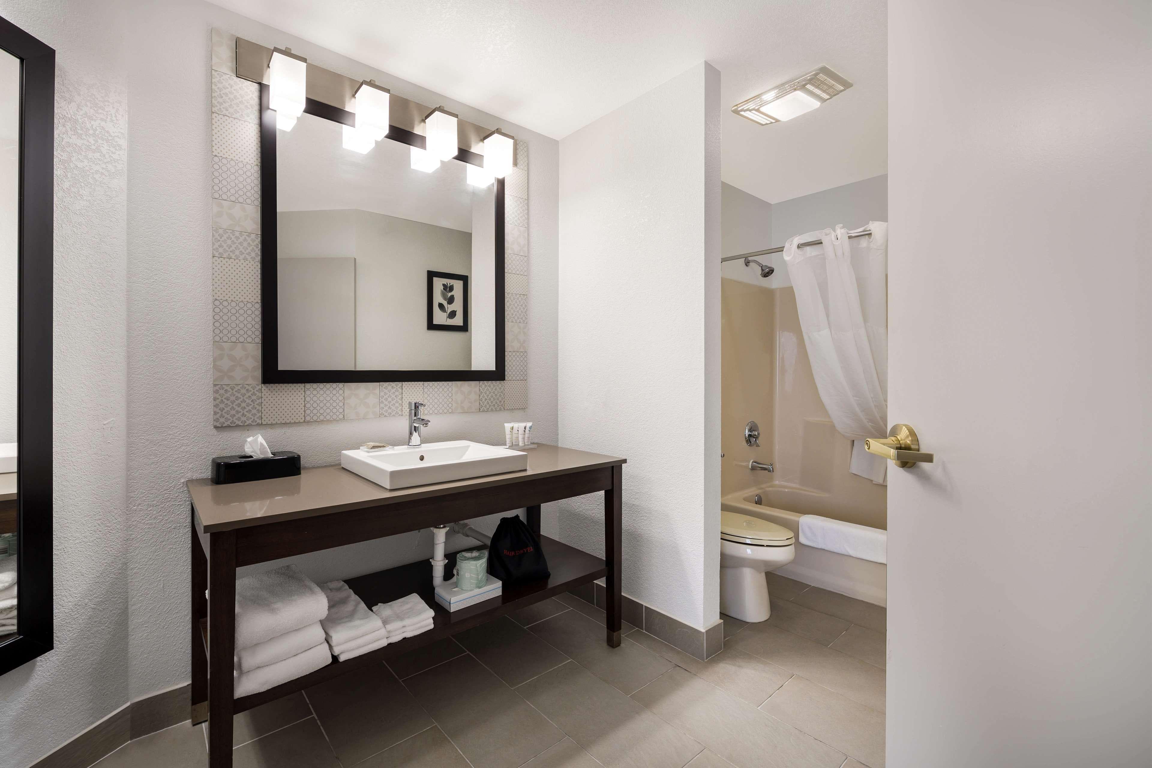 Country Inn & Suites by Radisson, Freeport, IL — 14