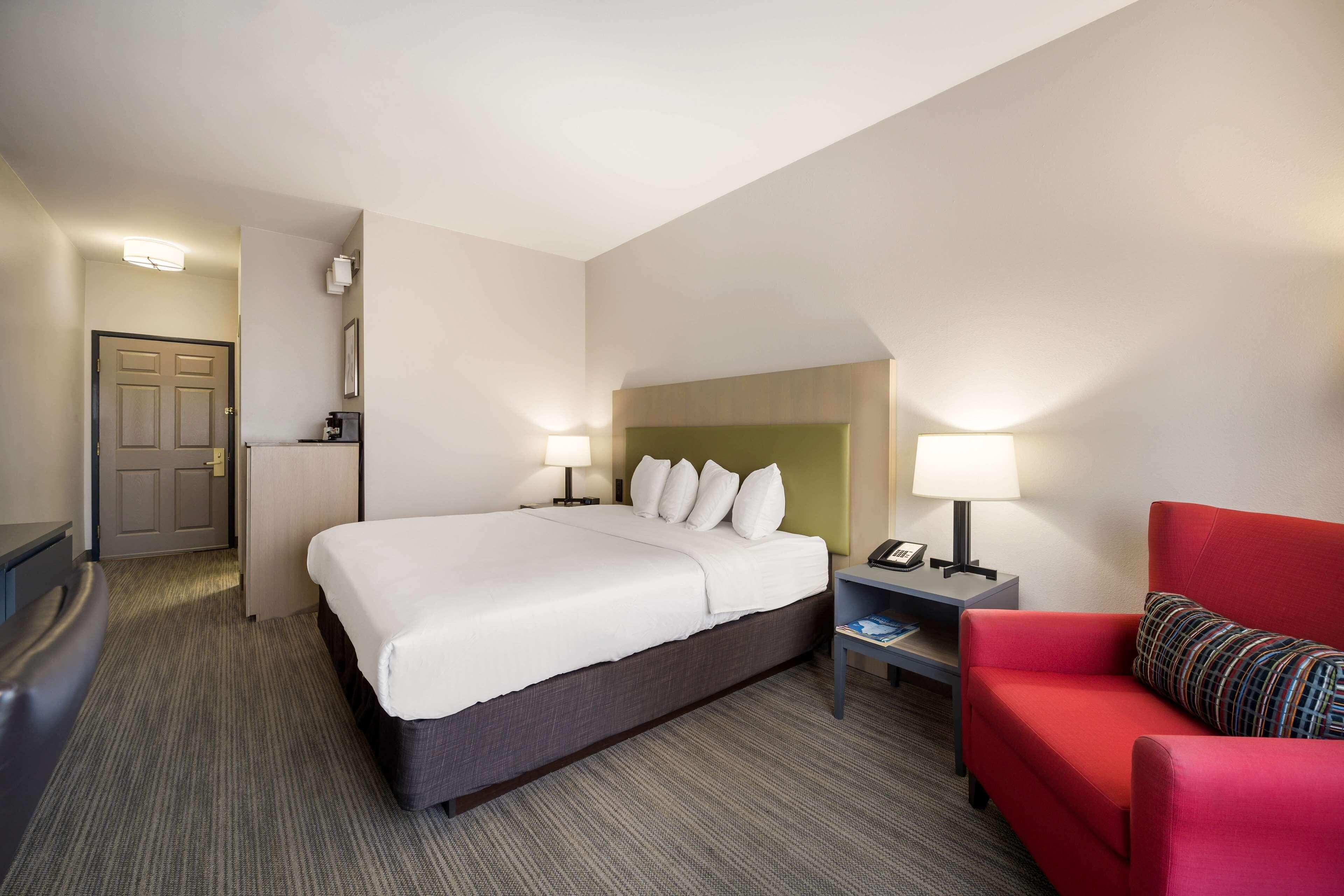 Country Inn & Suites by Radisson, Freeport, IL - Image 2