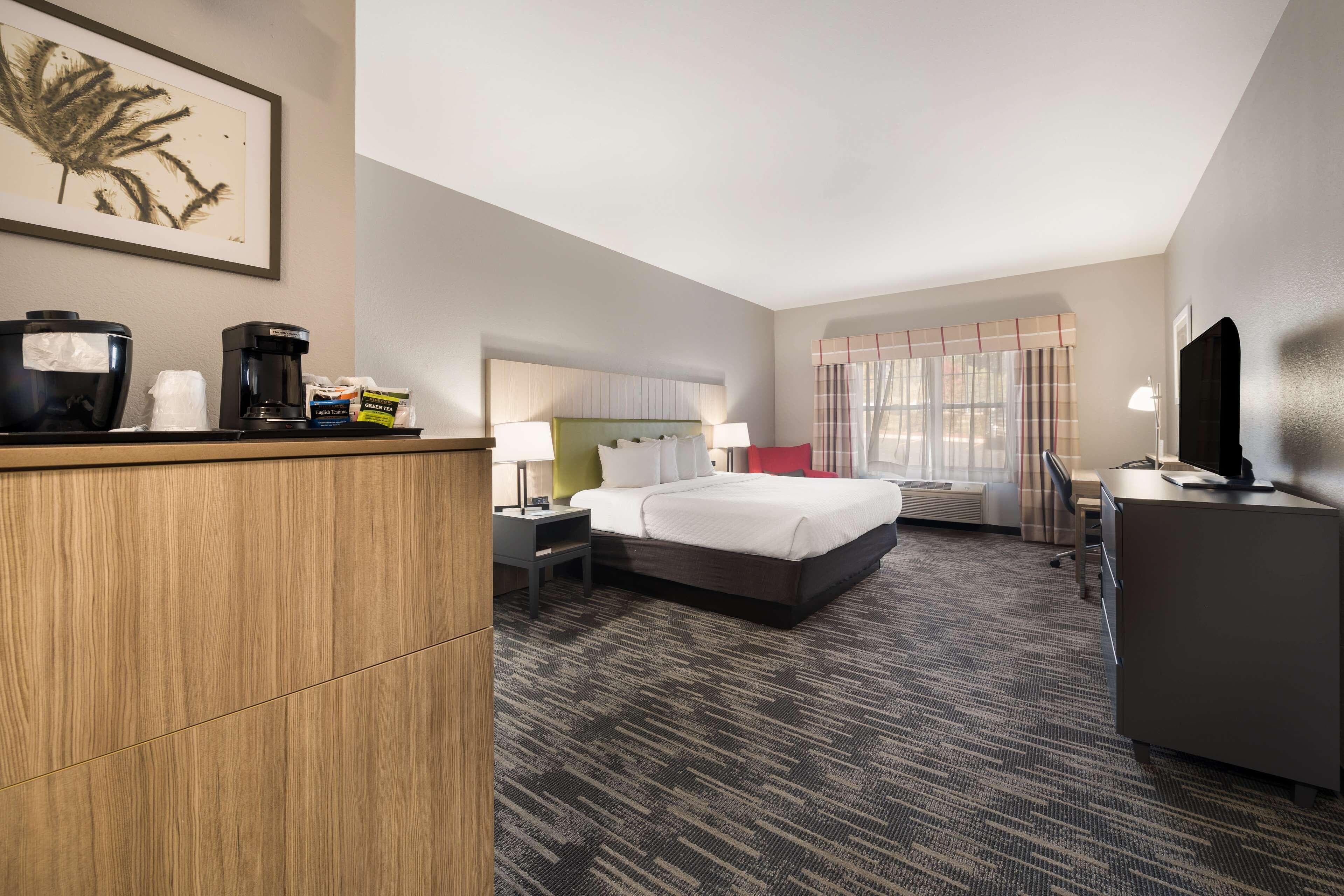 Country Inn & Suites by Radisson, Freeport, IL - Image 3