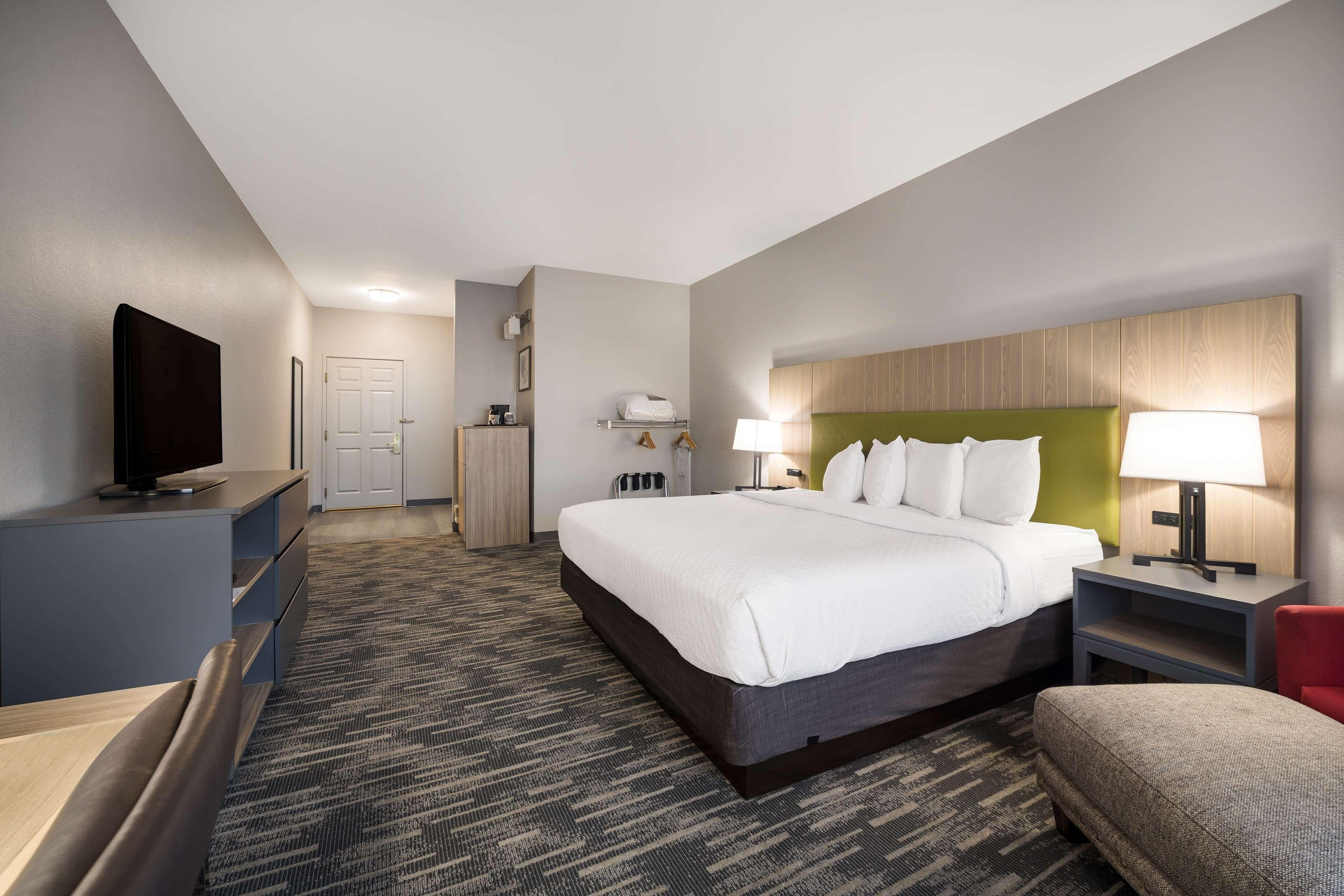 Country Inn & Suites by Radisson, Freeport, IL - Image 4