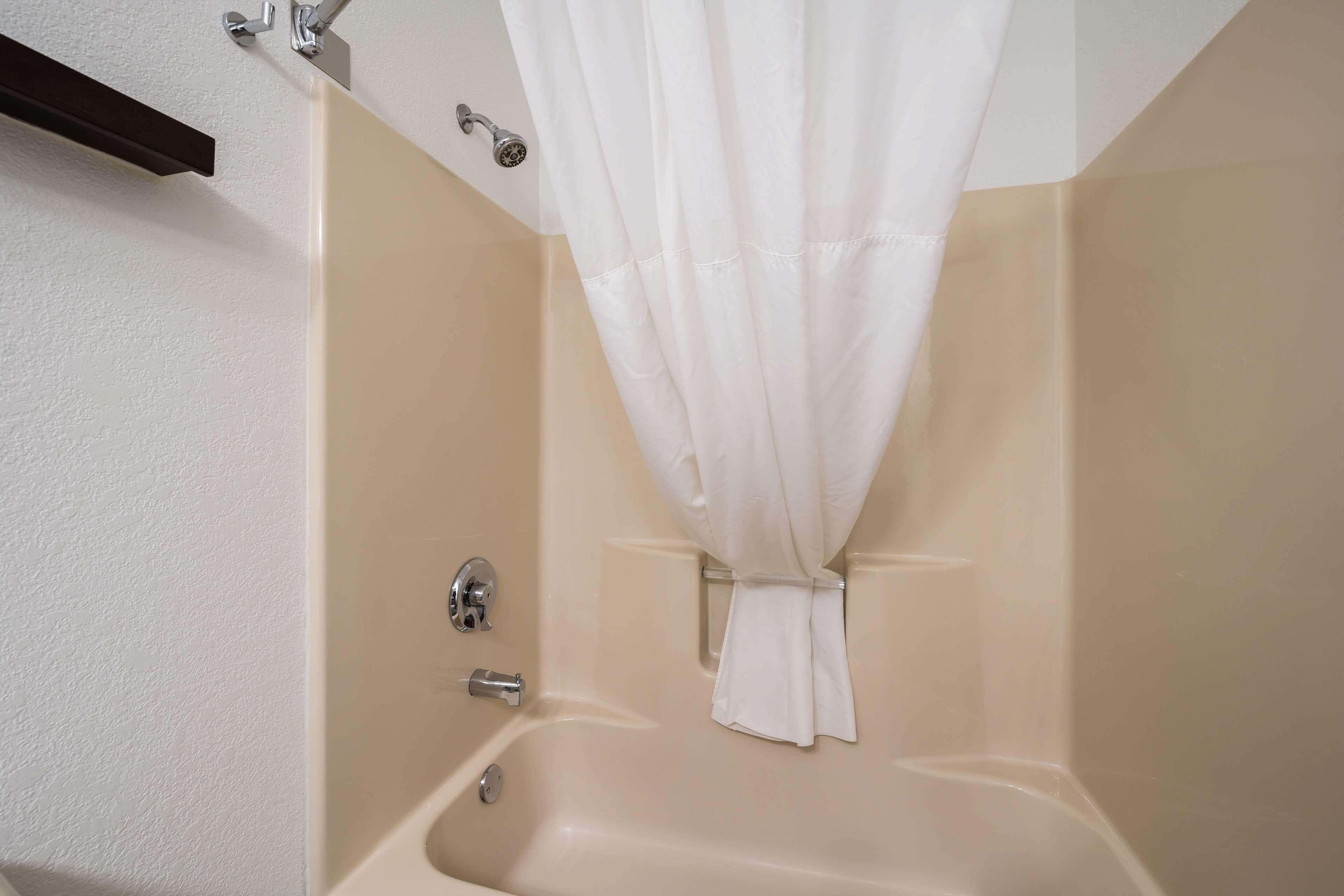 Country Inn & Suites by Radisson, Freeport, IL - Image 5