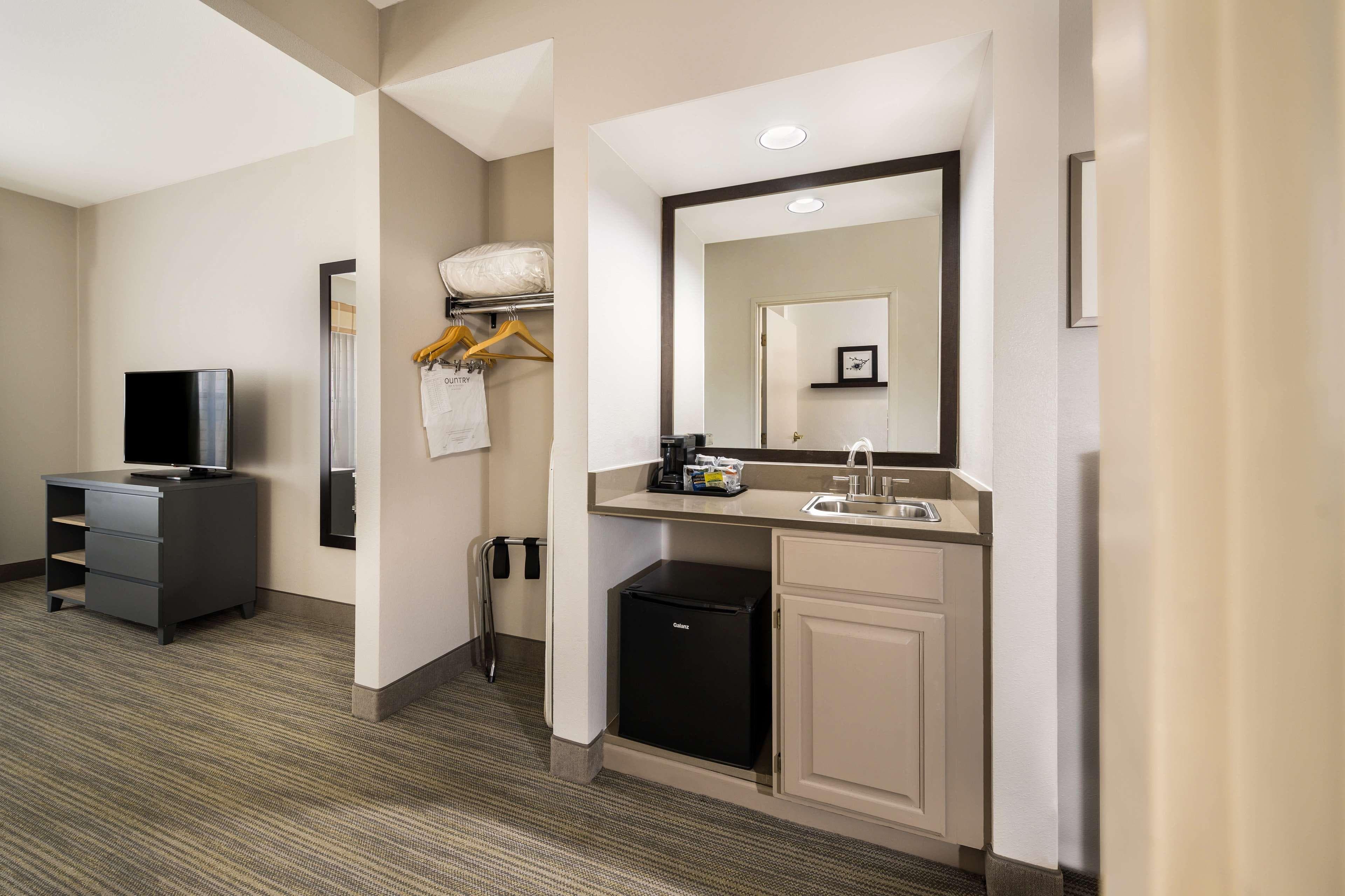 Country Inn & Suites by Radisson, Freeport, IL — 27