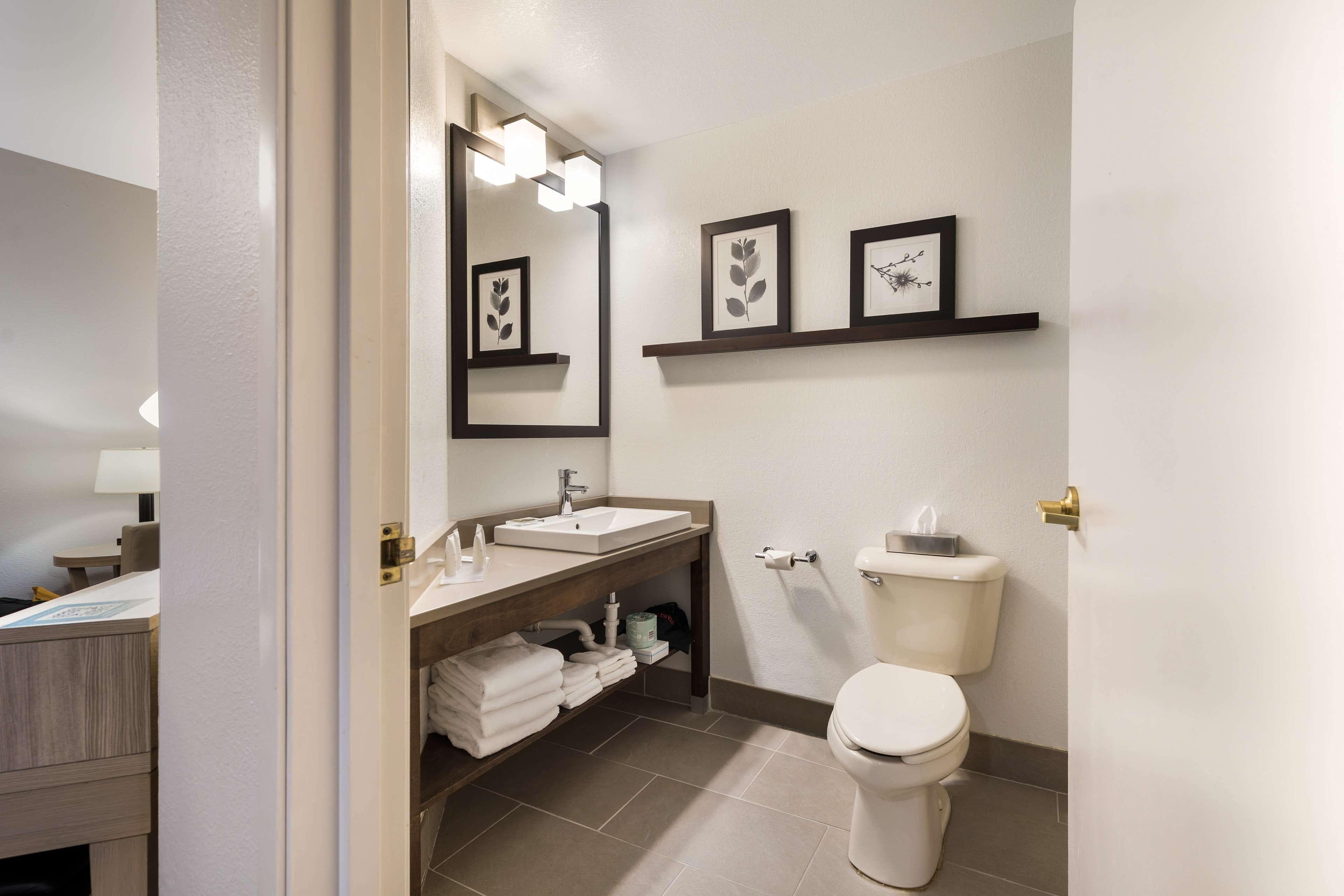 Country Inn & Suites by Radisson, Freeport, IL — 28