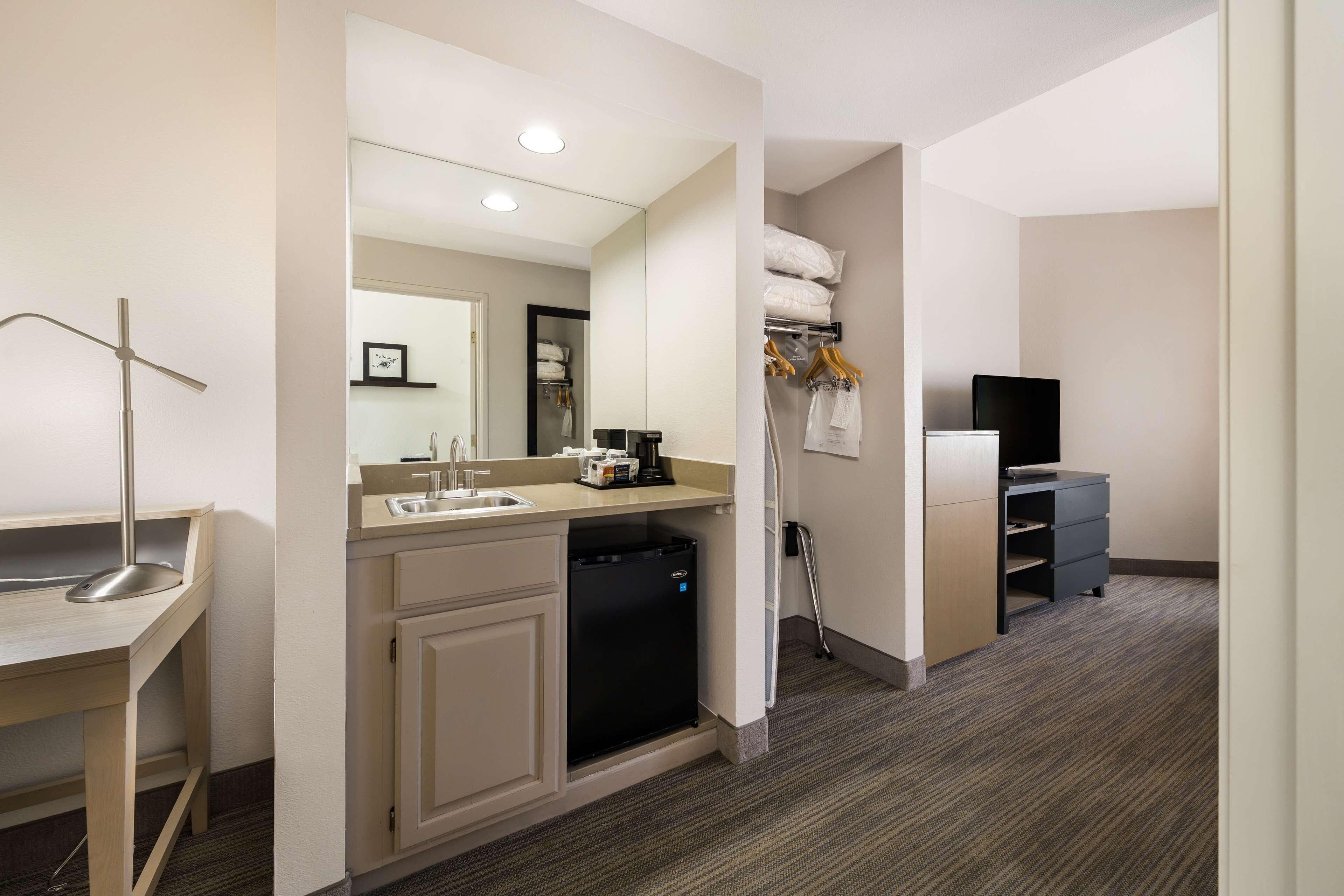 Country Inn & Suites by Radisson, Freeport, IL — 24