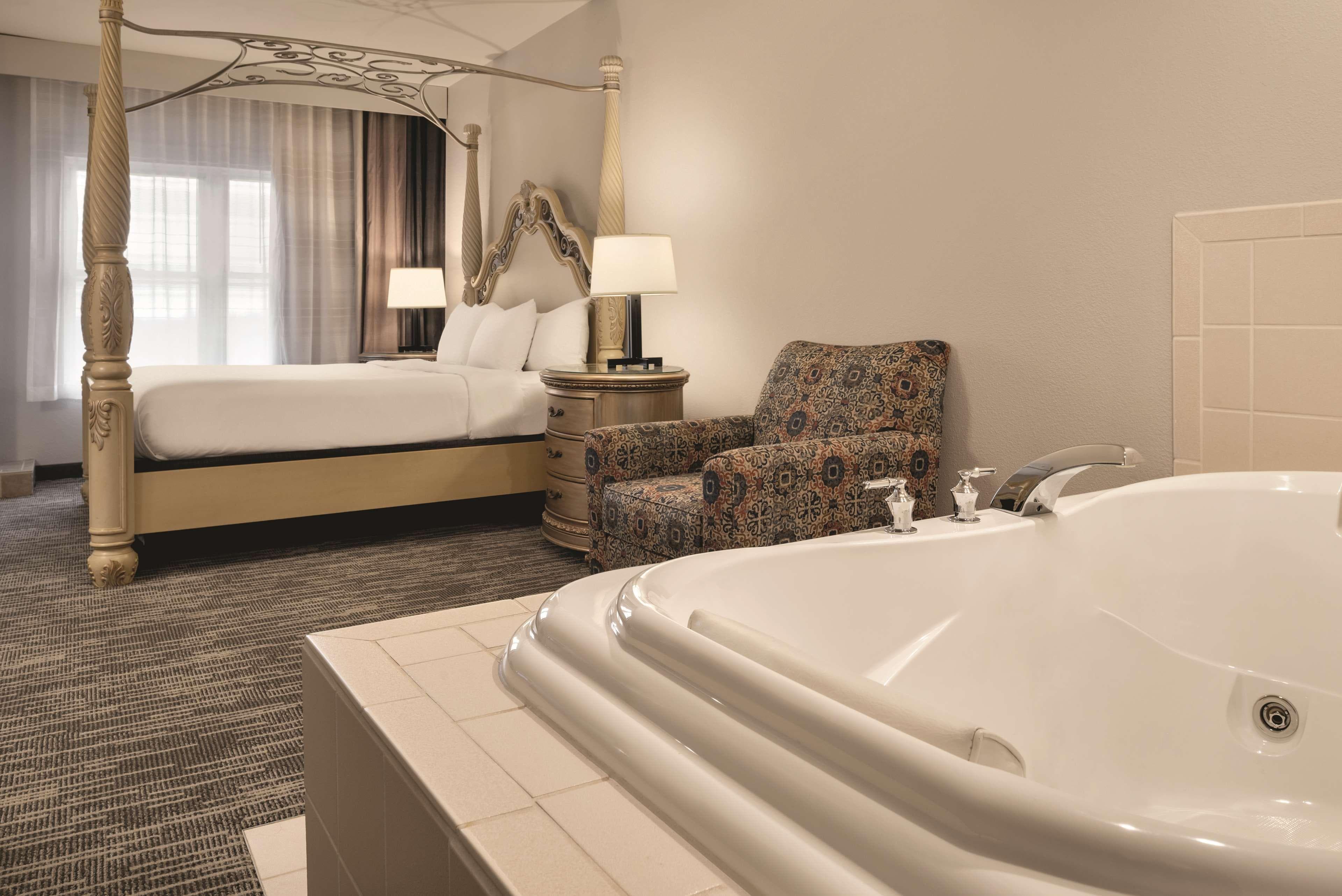 Country Inn & Suites by Radisson, Galena, IL — 10