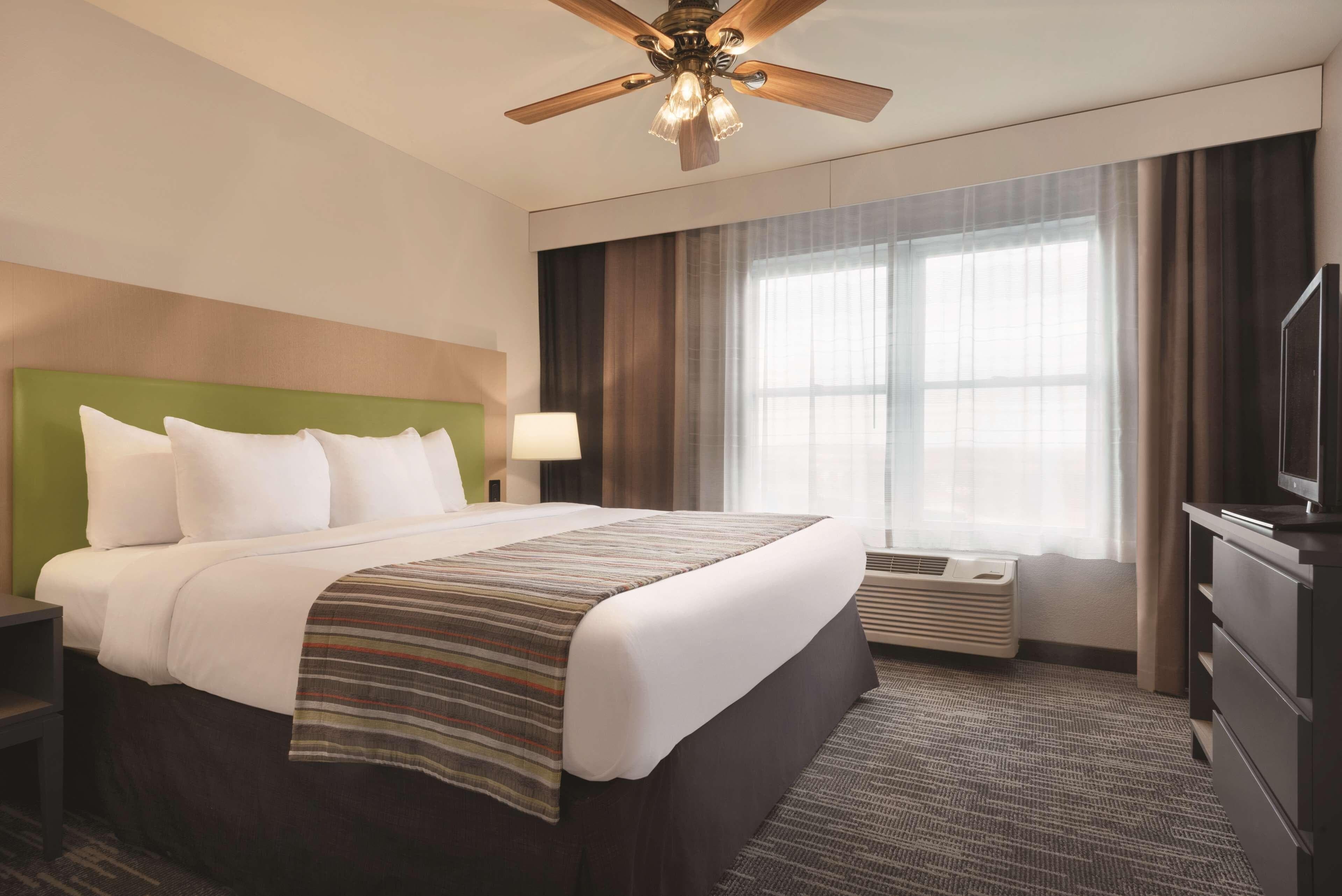 Country Inn & Suites by Radisson, Galena, IL - Image 3