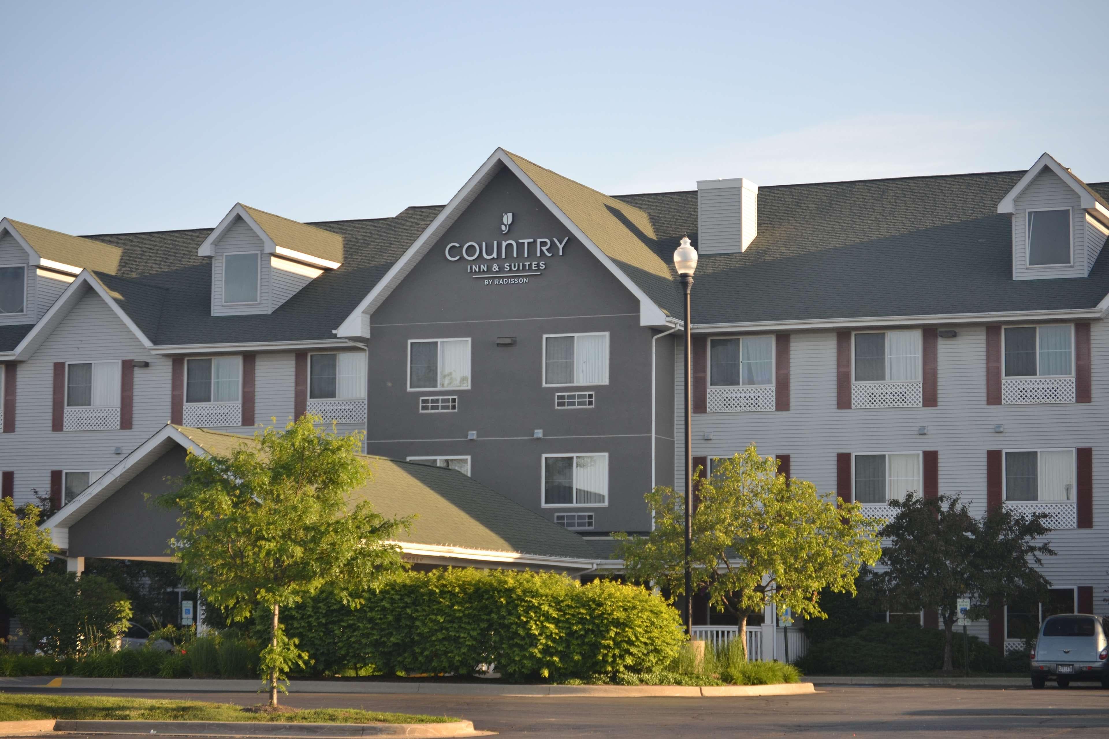 Country Inn & Suites by Radisson, Gurnee, IL - Image 1