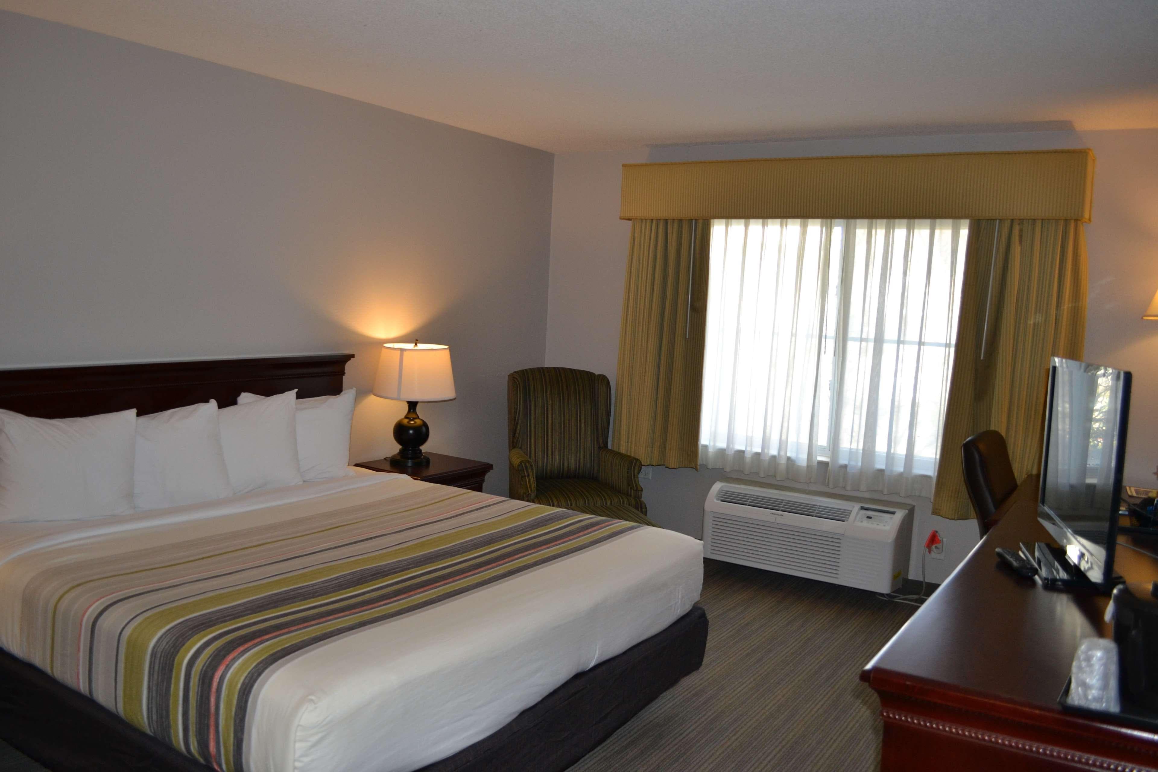 Country Inn & Suites by Radisson, Gurnee, IL - Image 2