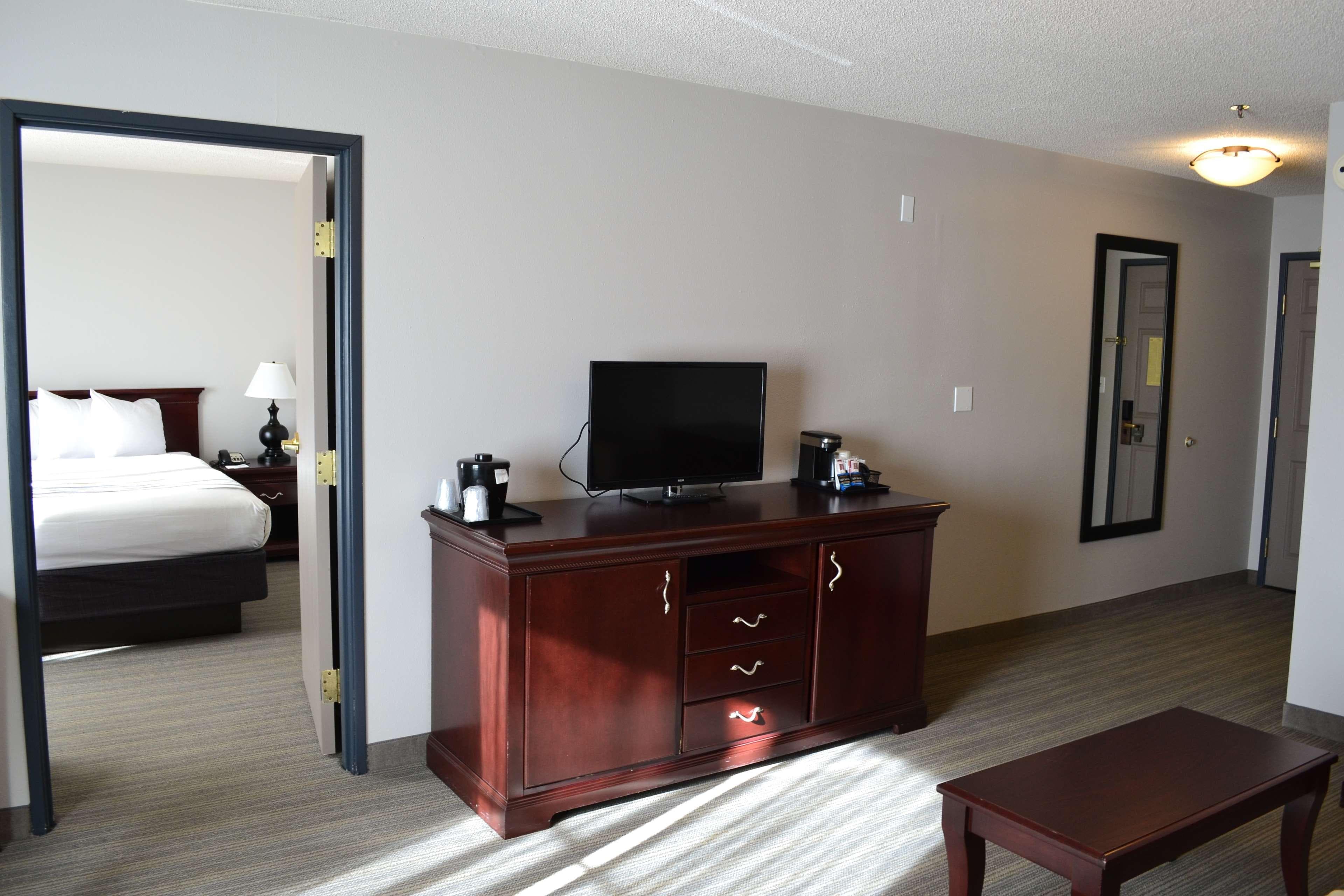 Country Inn & Suites by Radisson, Gurnee, IL - Image 4