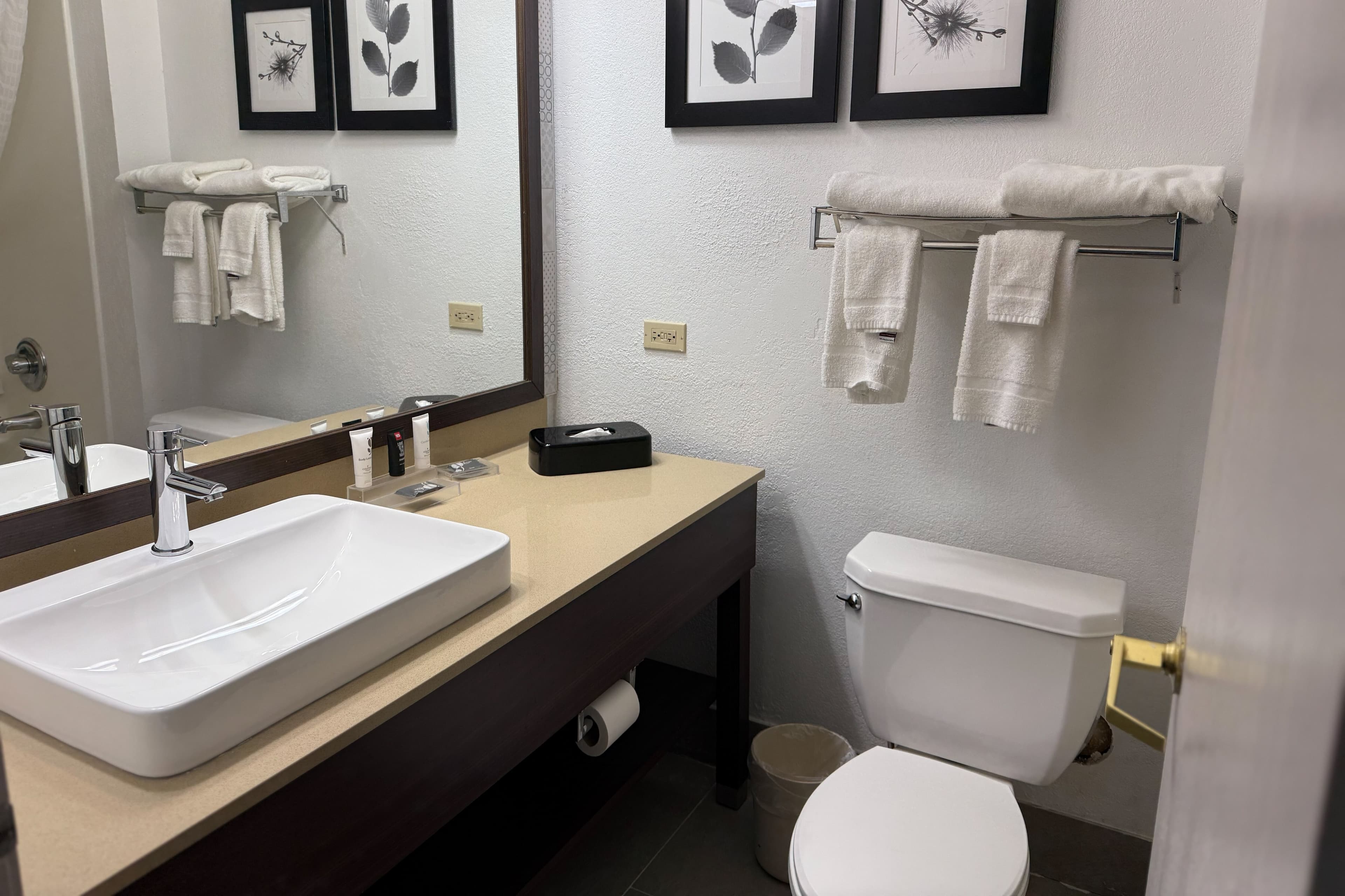 Country Inn & Suites by Radisson, Elgin, IL - Image 5