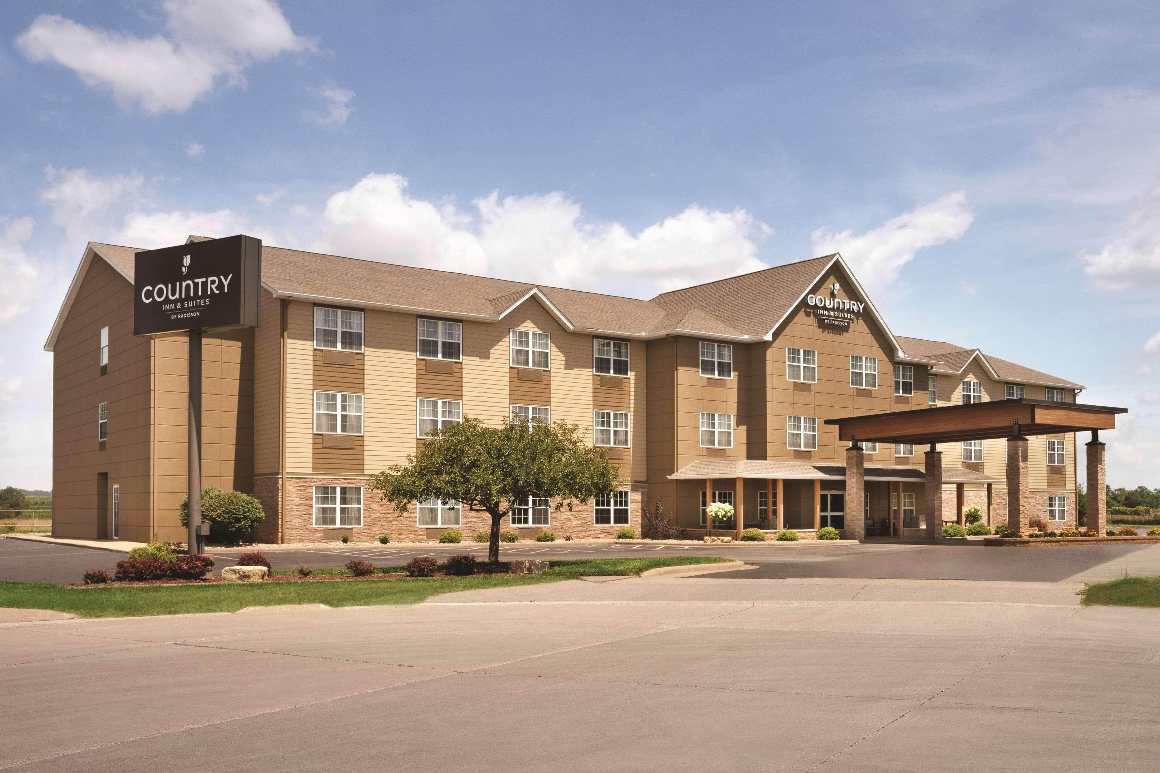 Country Inn & Suites by Radisson, Moline Airport - Image 1