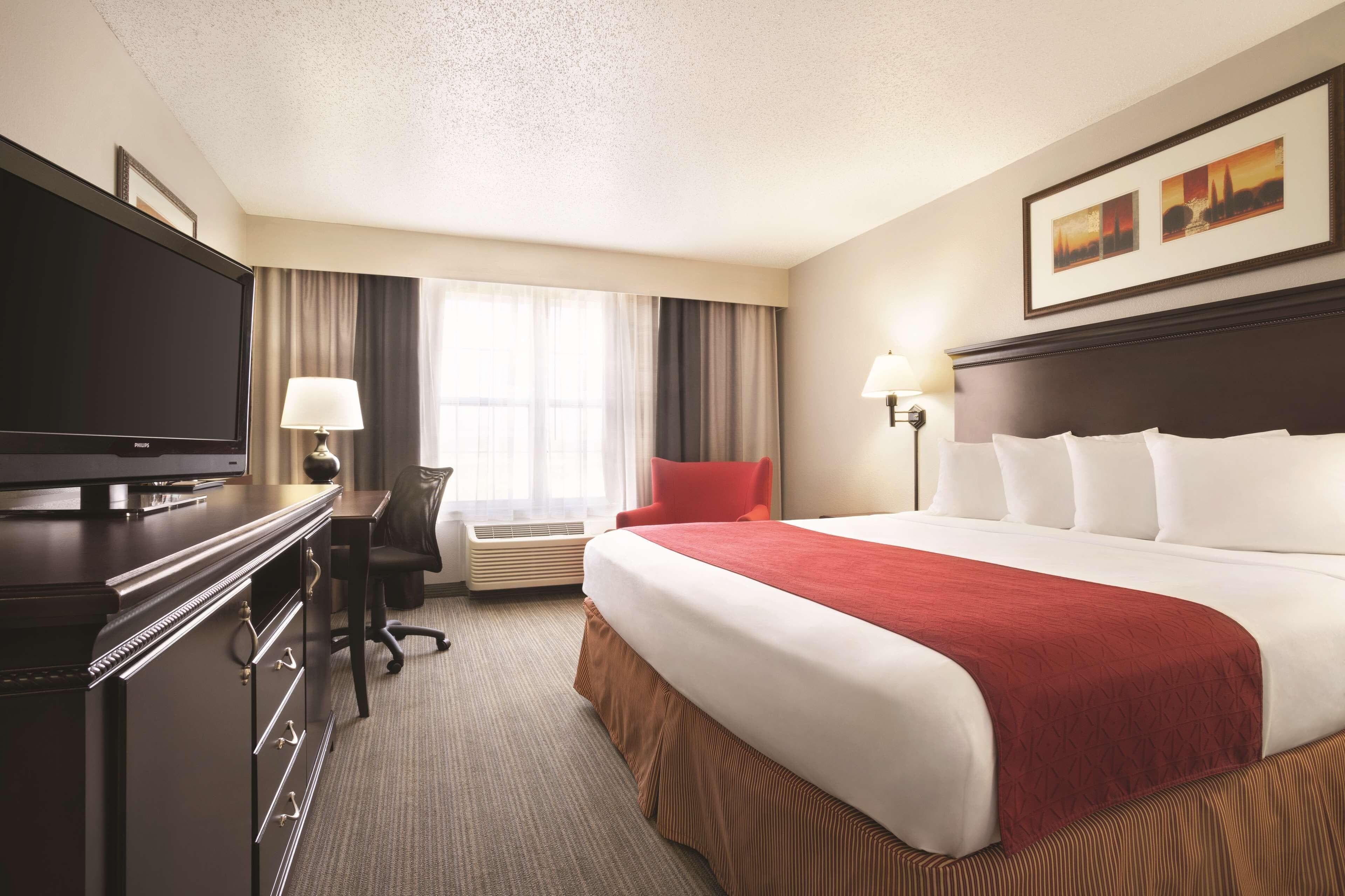 Country Inn & Suites by Radisson, Moline Airport - Image 2