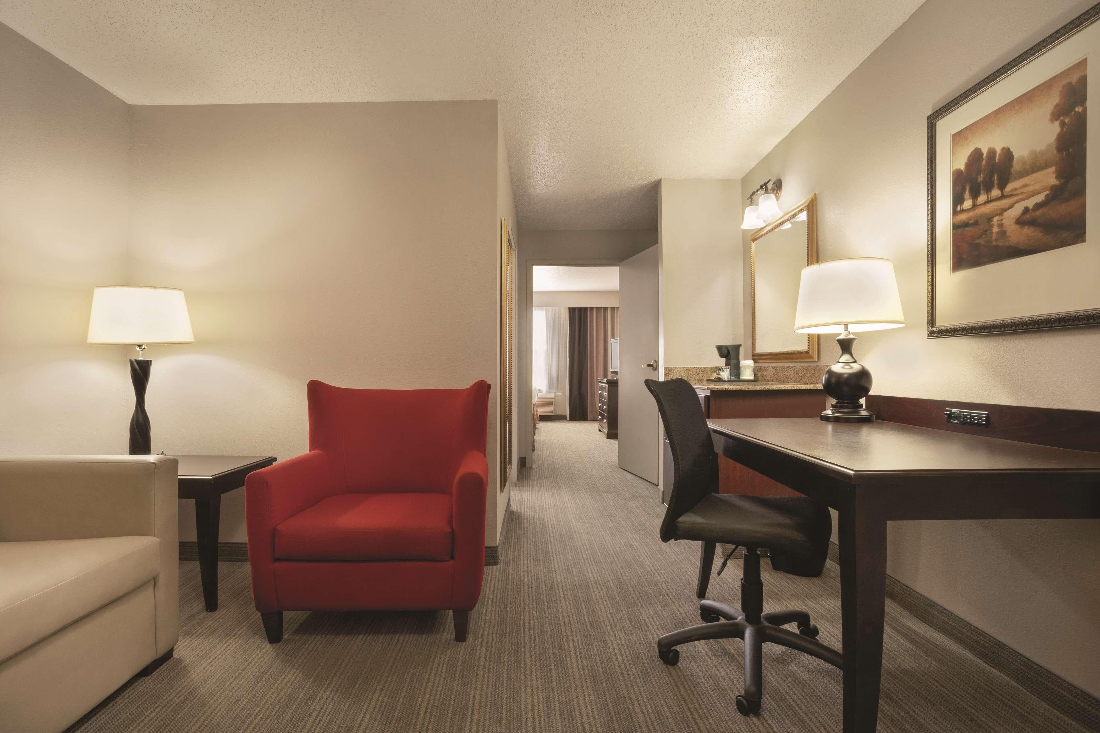 Country Inn & Suites by Radisson, Moline Airport - Image 5