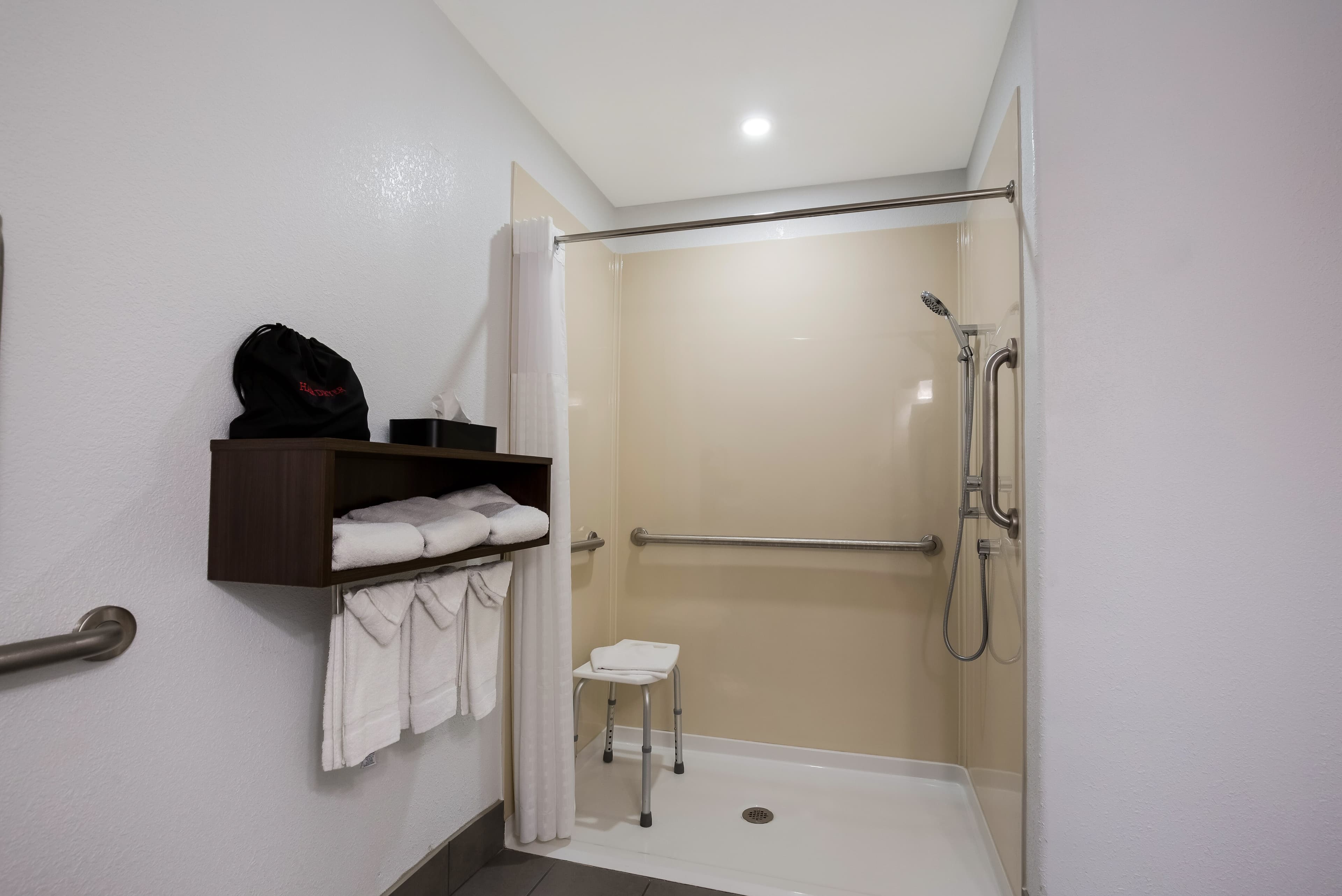 Country Inn & Suites by Radisson, Marion - Image 5