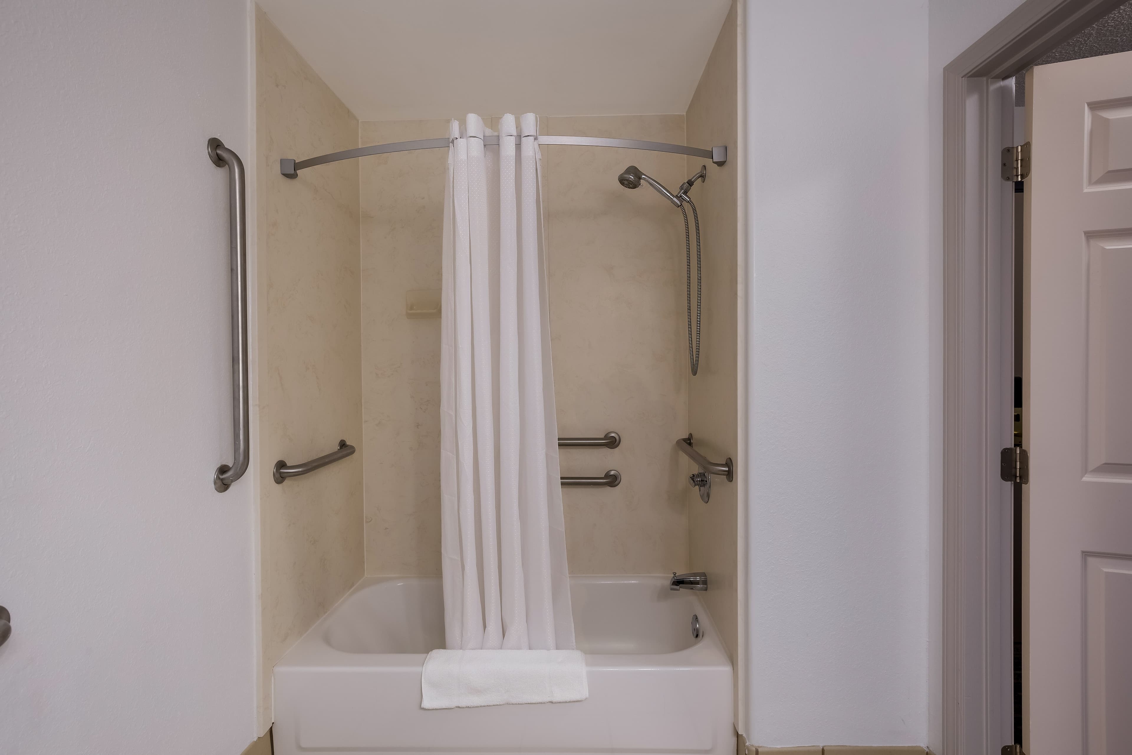 Country Inn & Suites by Radisson, Marion — 31
