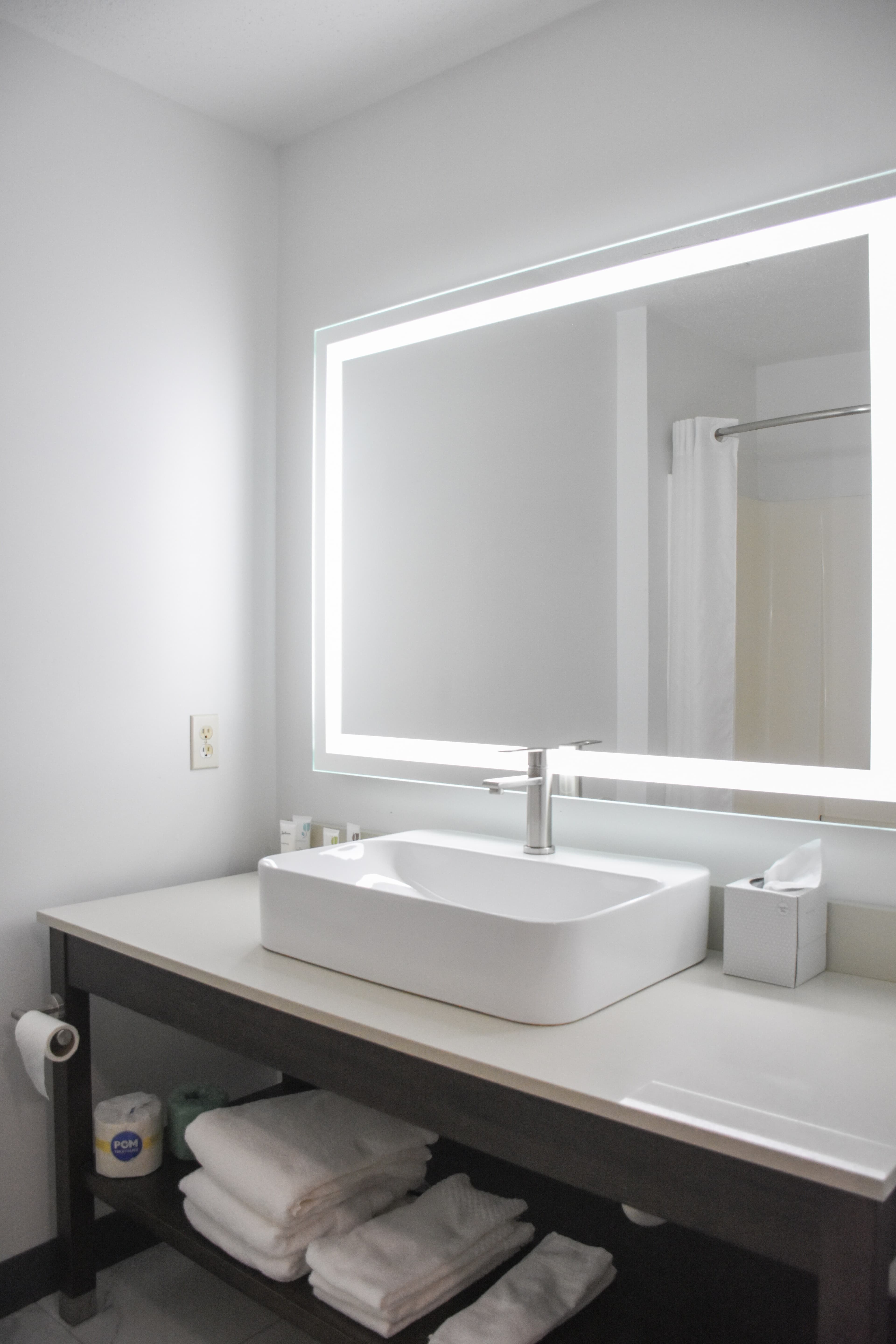 Country Inn & Suites by Radisson, Bloomington-Normal West, IL - Image 4