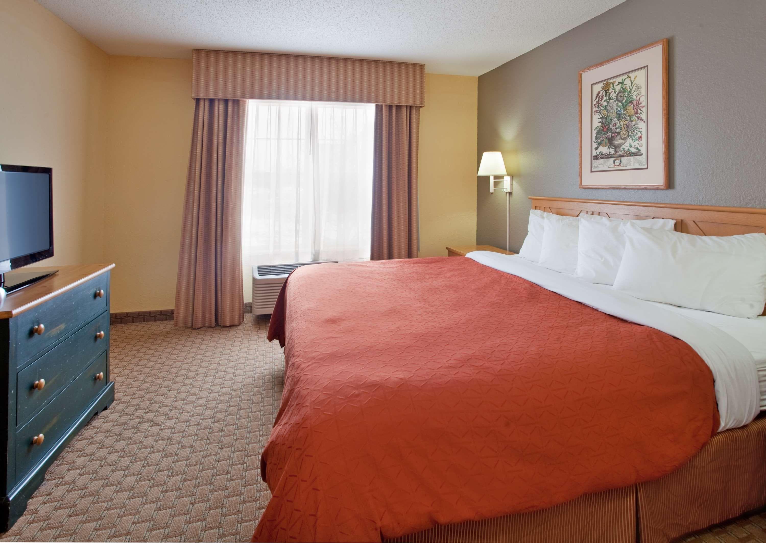 Country Inn & Suites by Radisson, Bloomington-Normal West, IL - Image 2