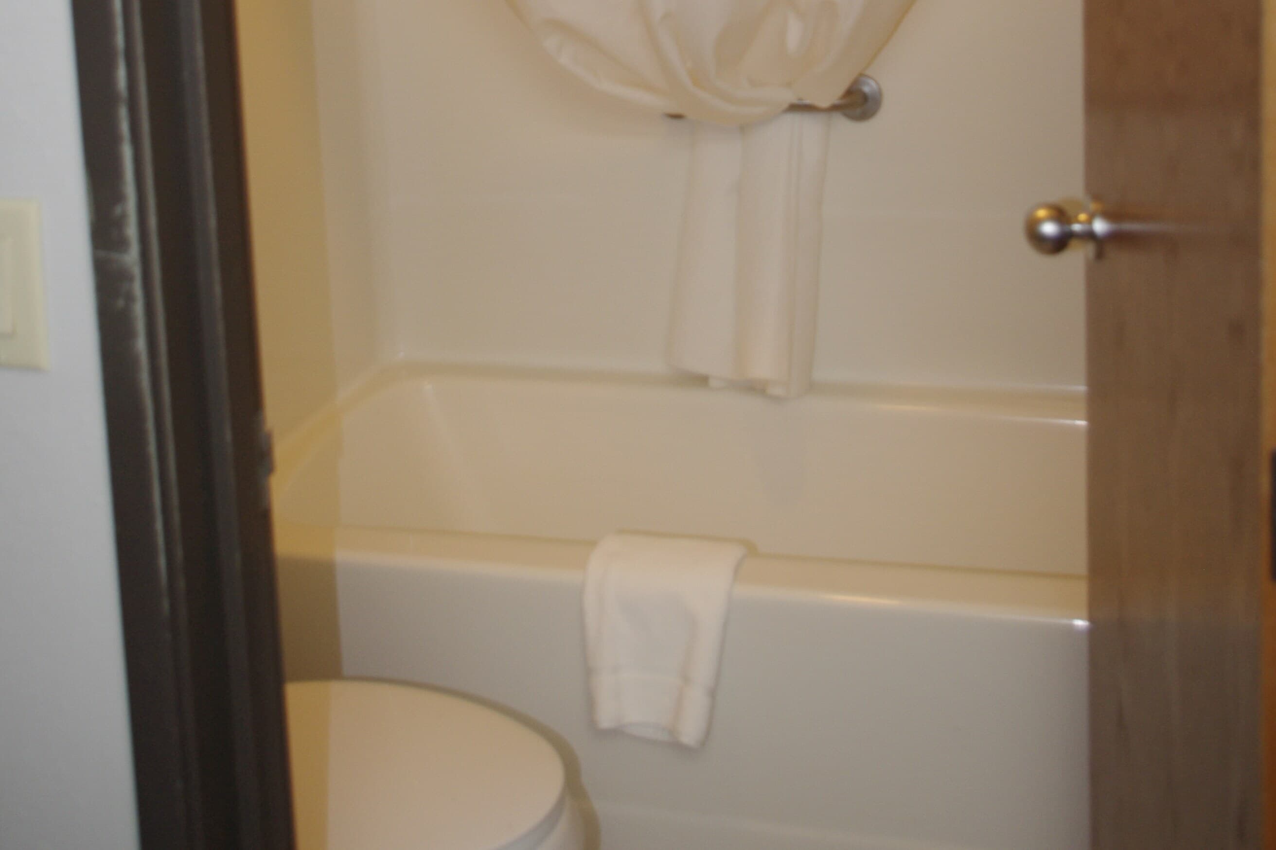 Econo Lodge El Paso, IL - Image 2