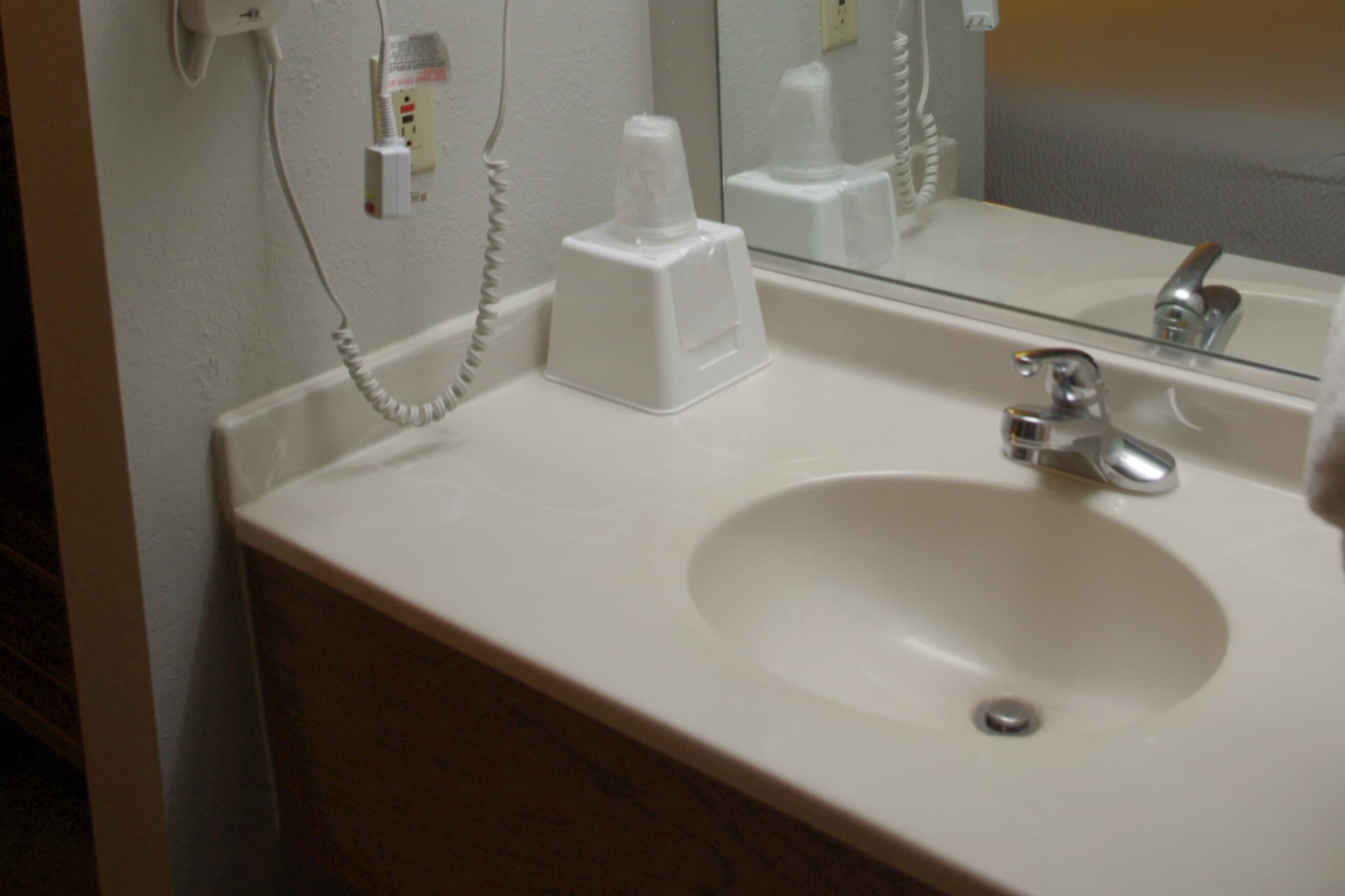 Econo Lodge El Paso, IL — 7