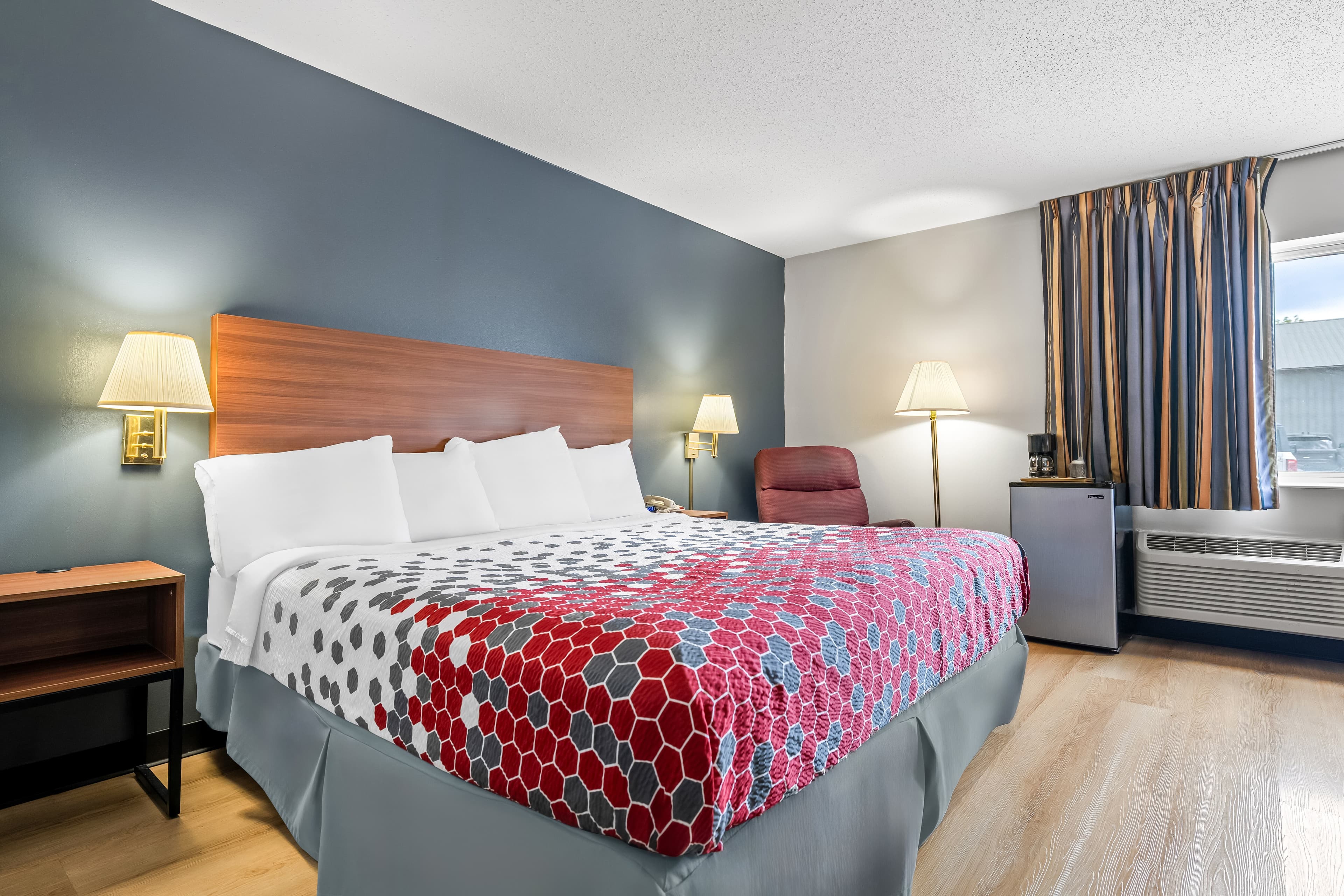 Econo Lodge El Paso, IL — 3