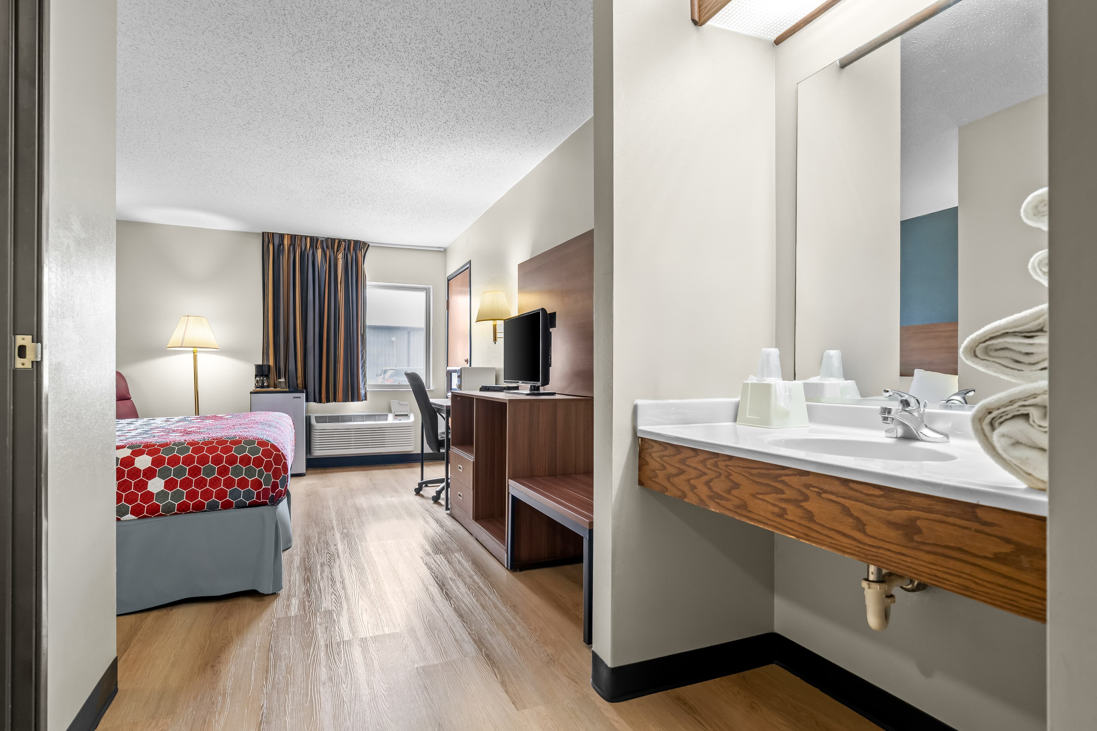 Econo Lodge El Paso, IL — 7
