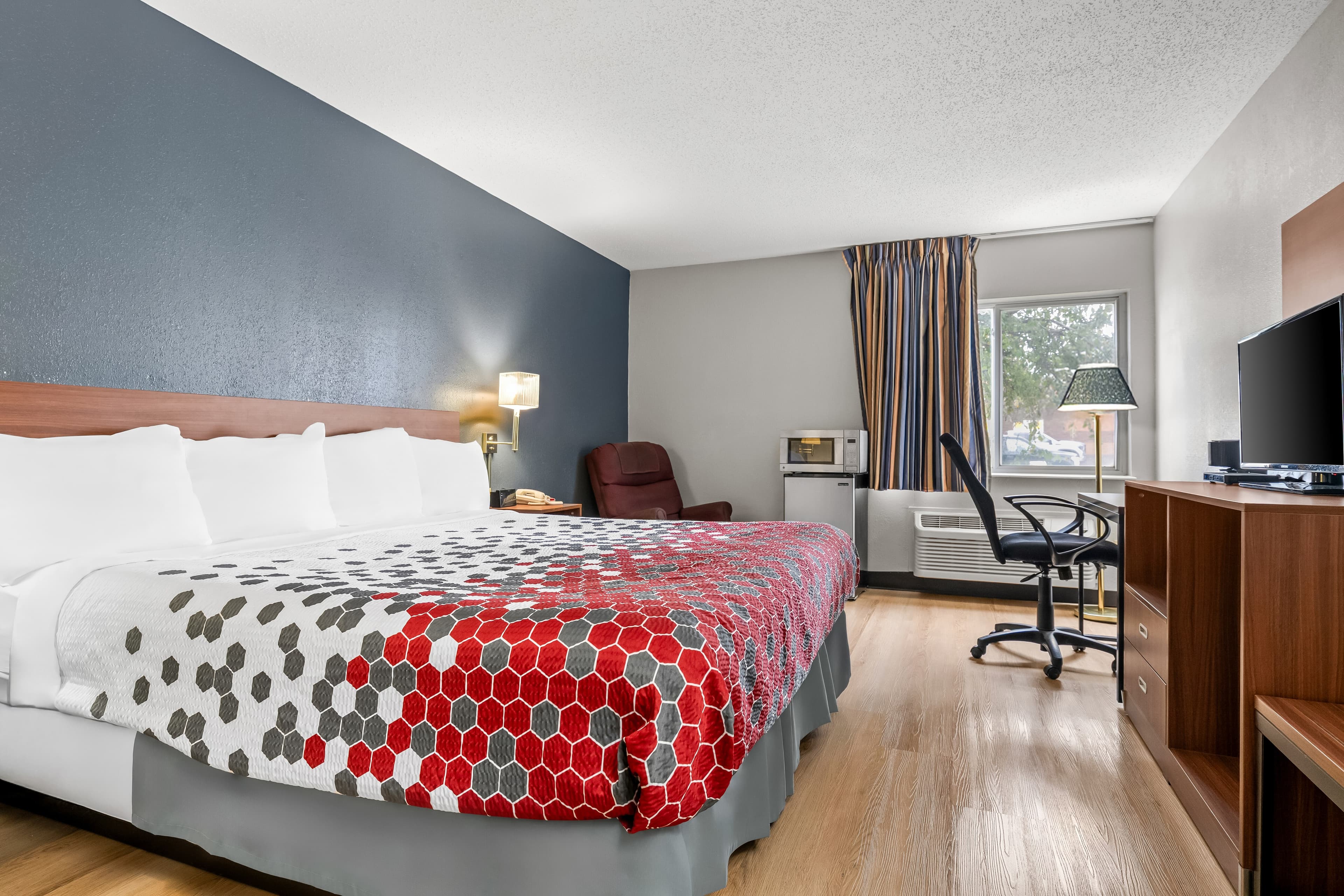 Econo Lodge El Paso, IL — 9