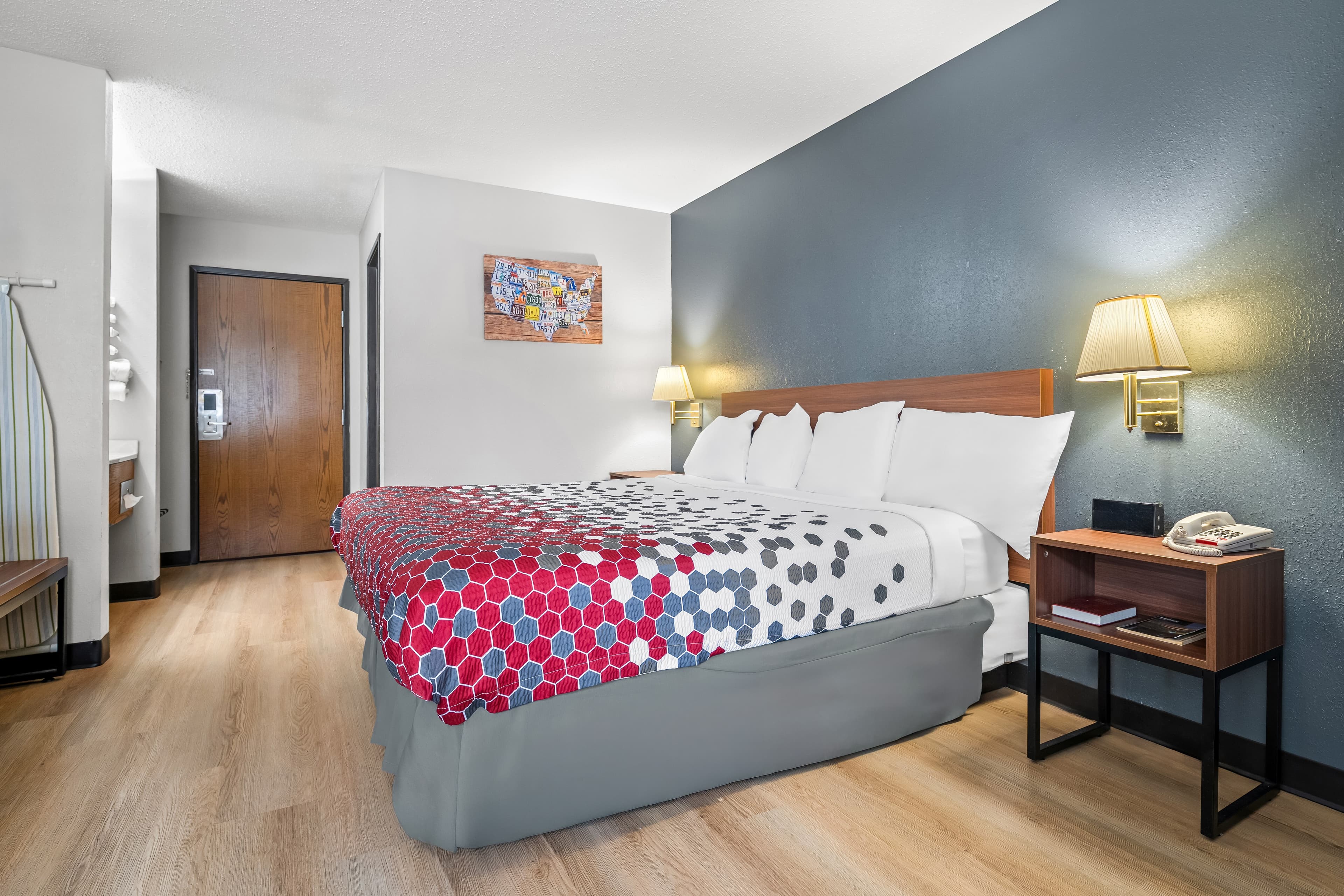 Econo Lodge El Paso, IL — 11