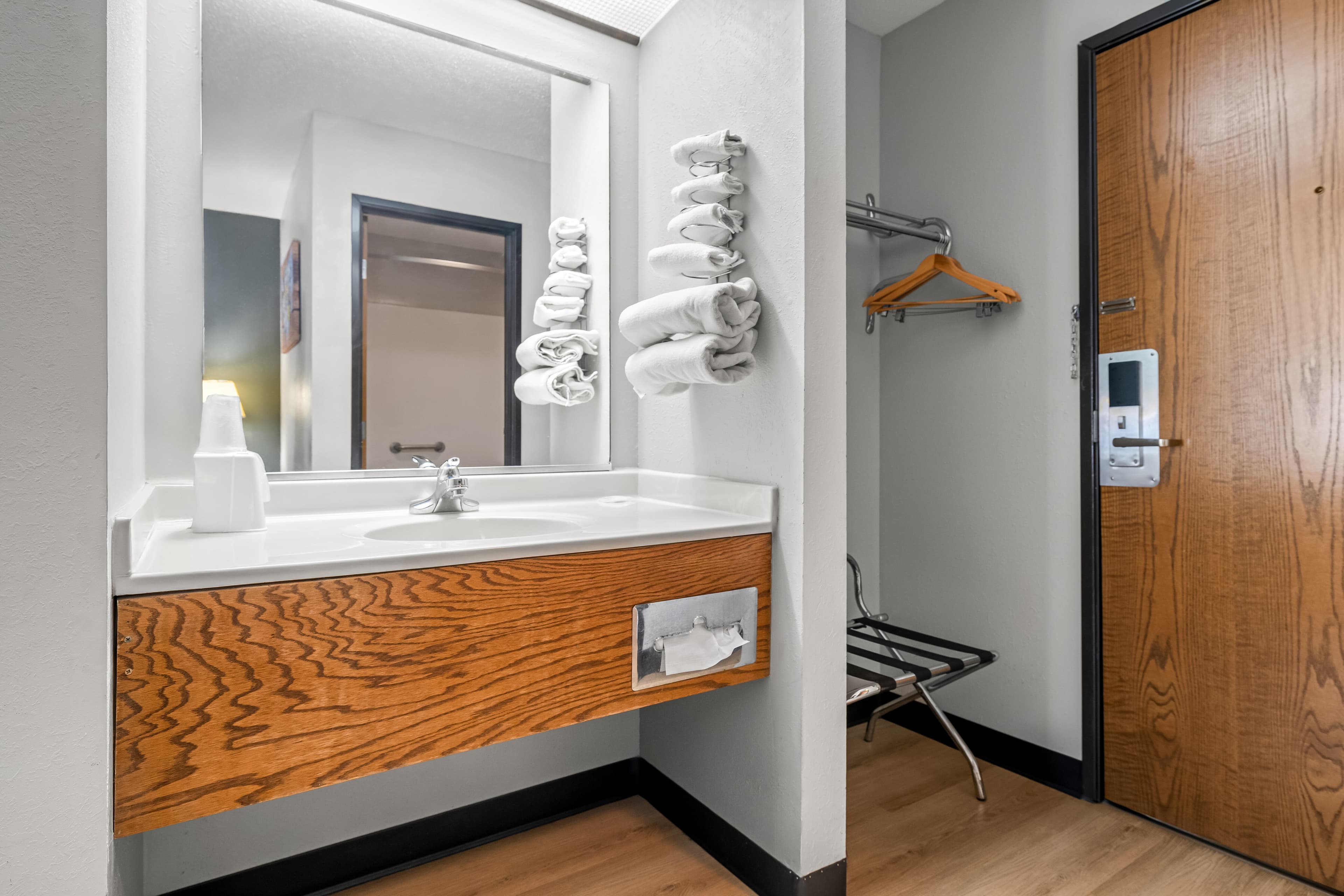 Econo Lodge El Paso, IL — 13