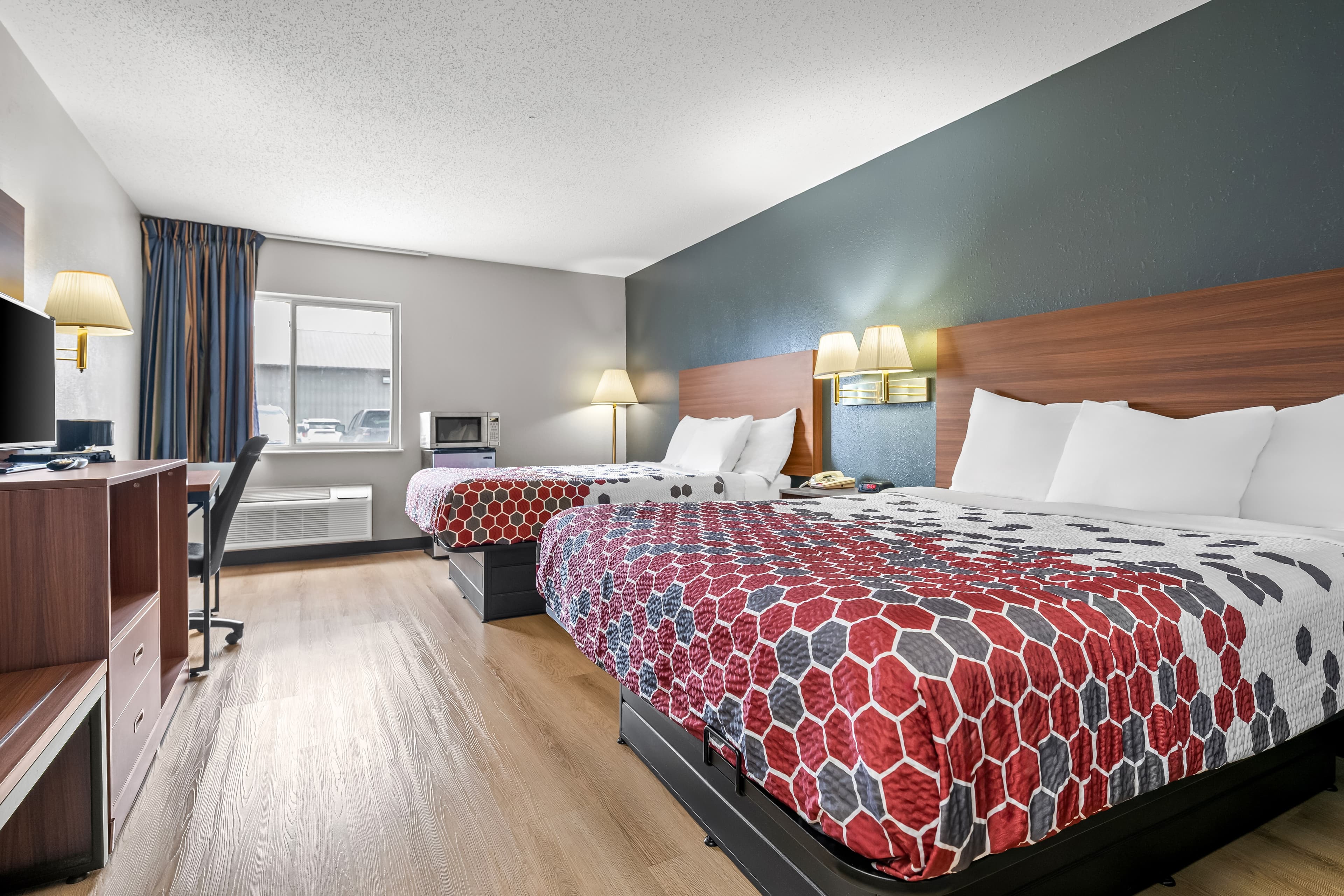 Econo Lodge El Paso, IL — 16
