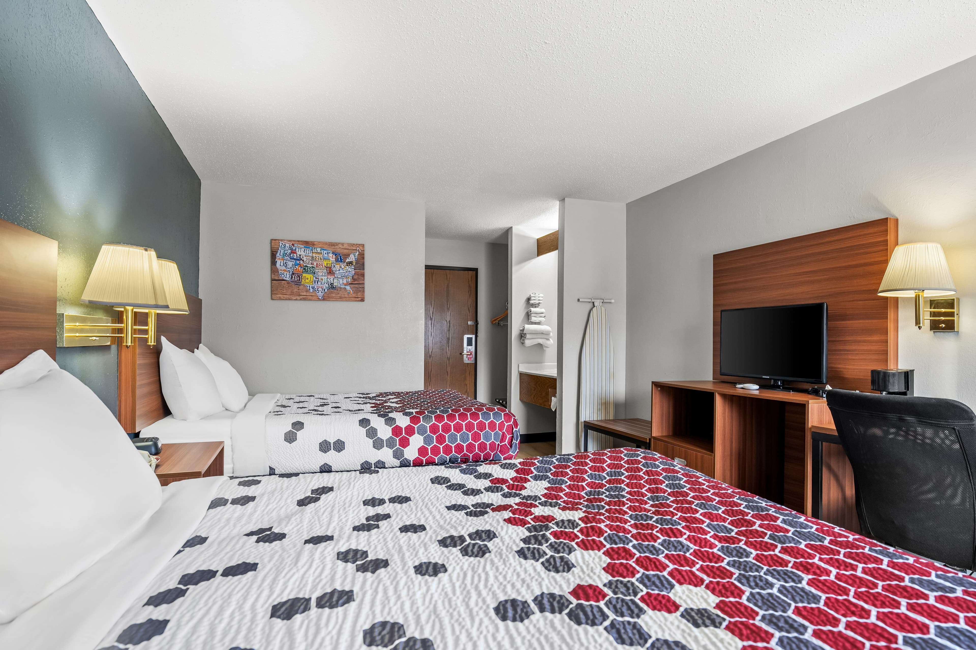 Econo Lodge El Paso, IL — 18