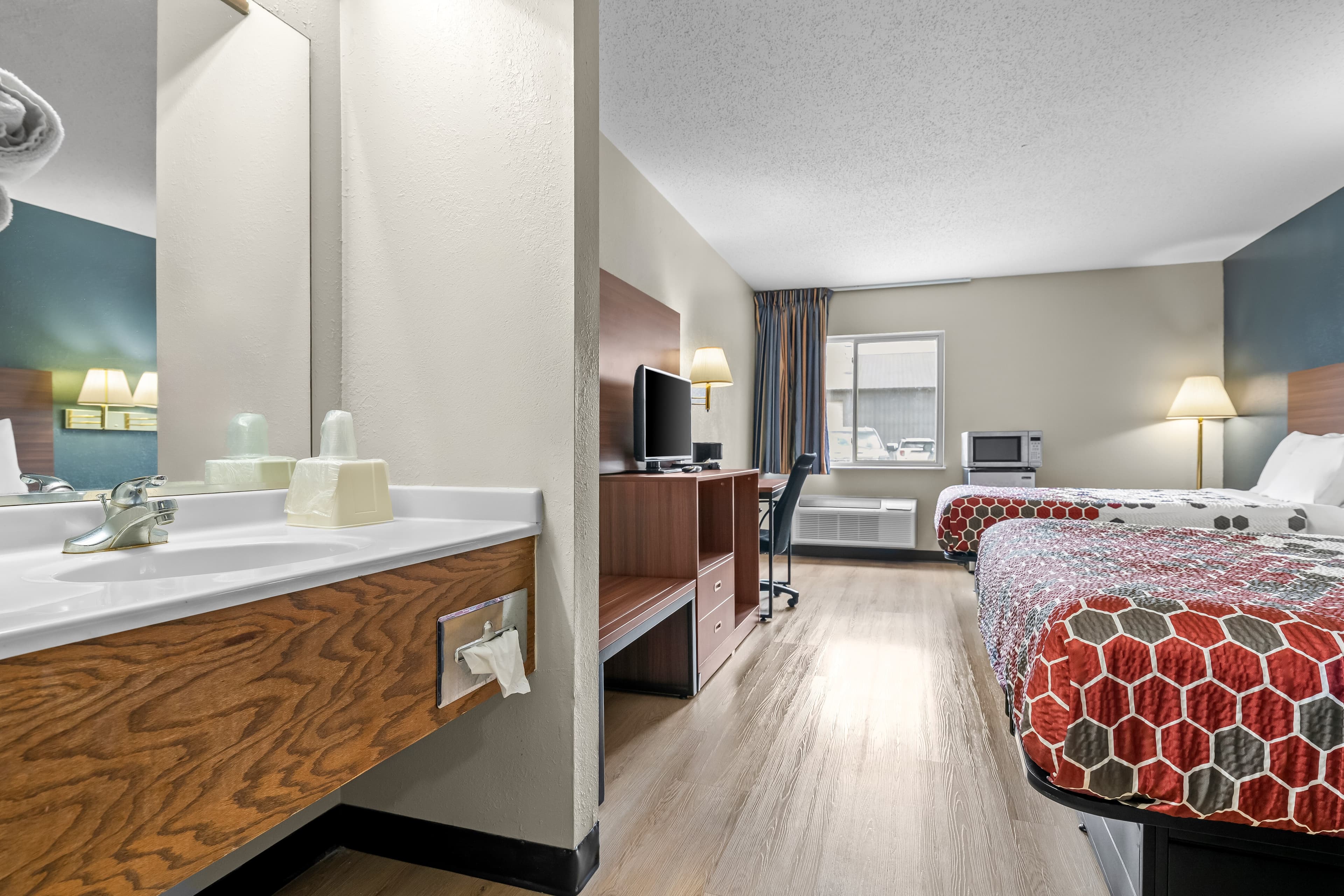 Econo Lodge El Paso, IL — 21