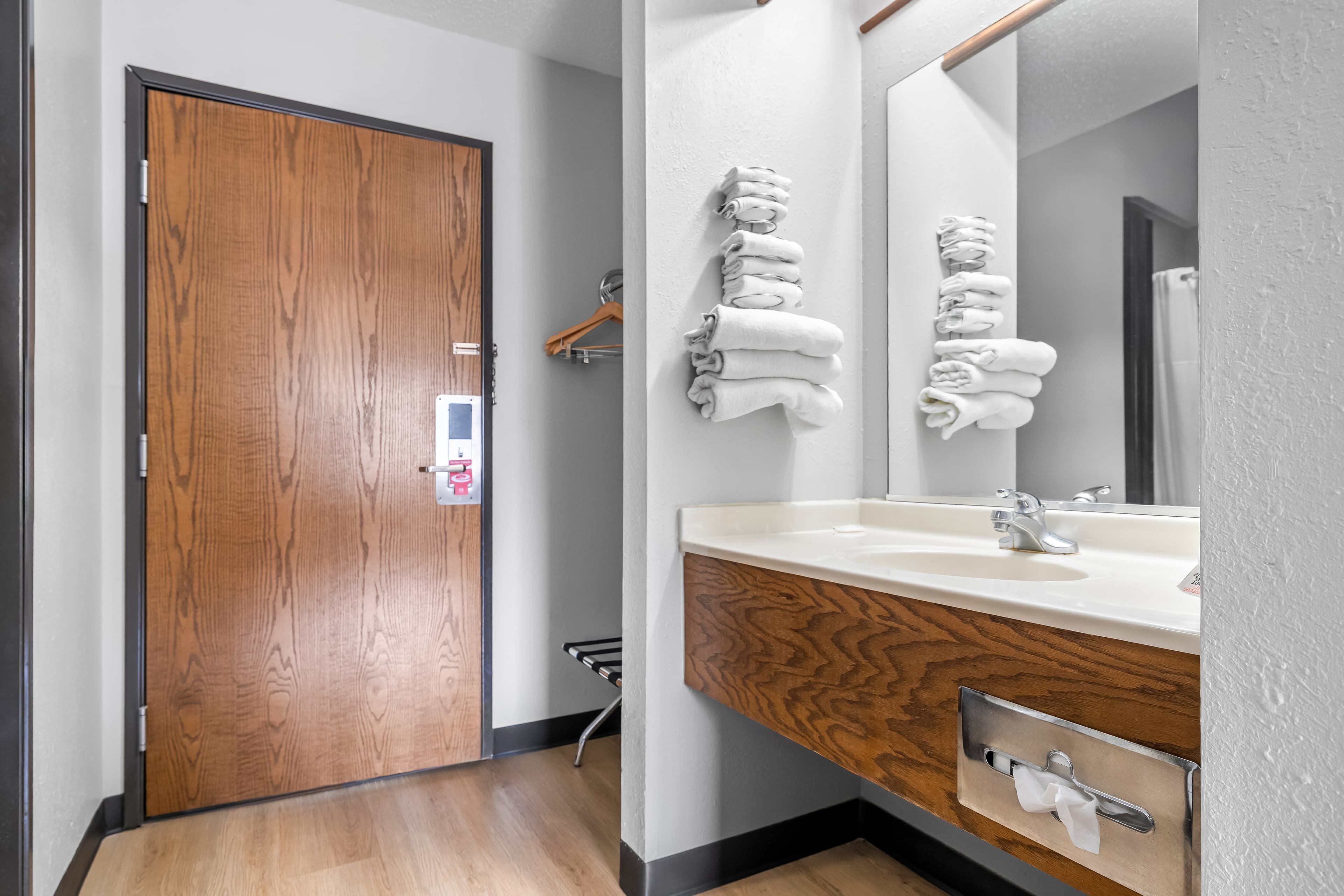 Econo Lodge El Paso, IL — 22