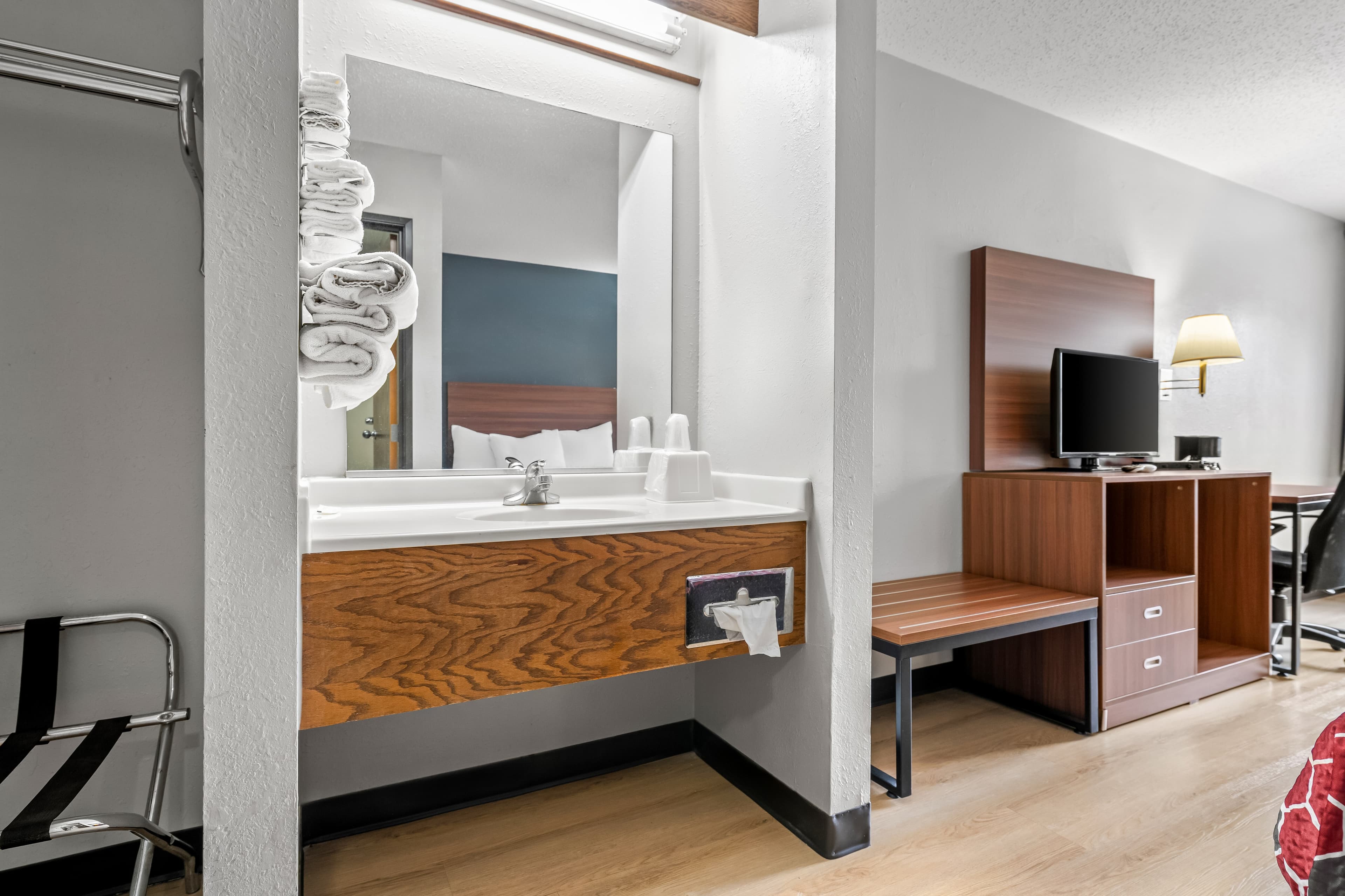 Econo Lodge El Paso, IL — 23