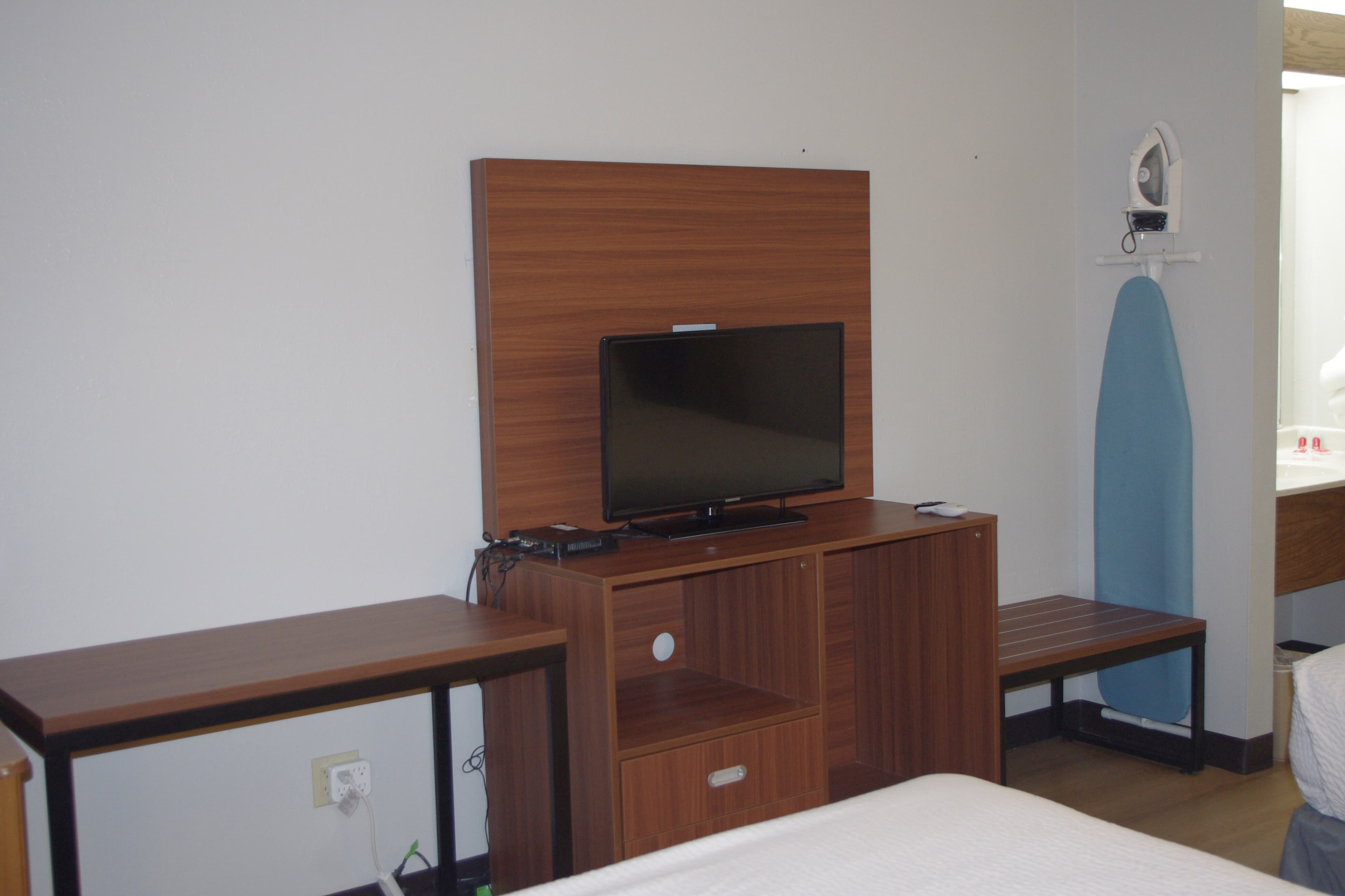 Econo Lodge El Paso, IL — 6
