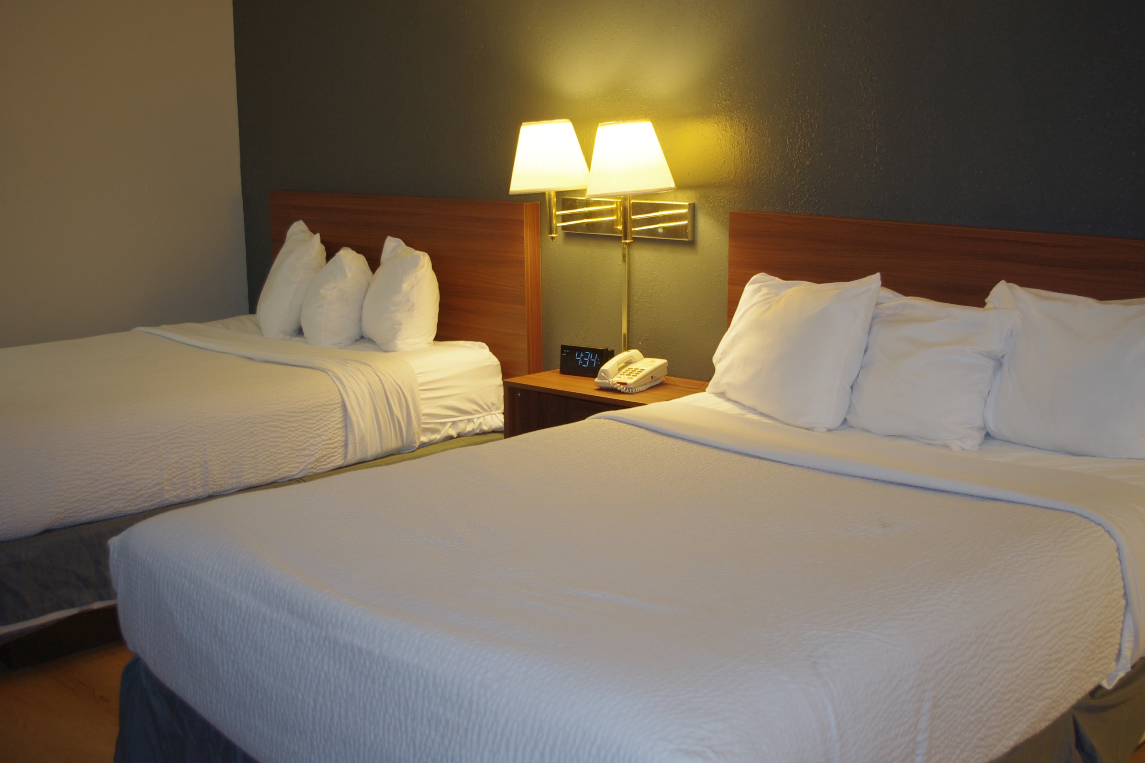 Econo Lodge El Paso, IL — 9