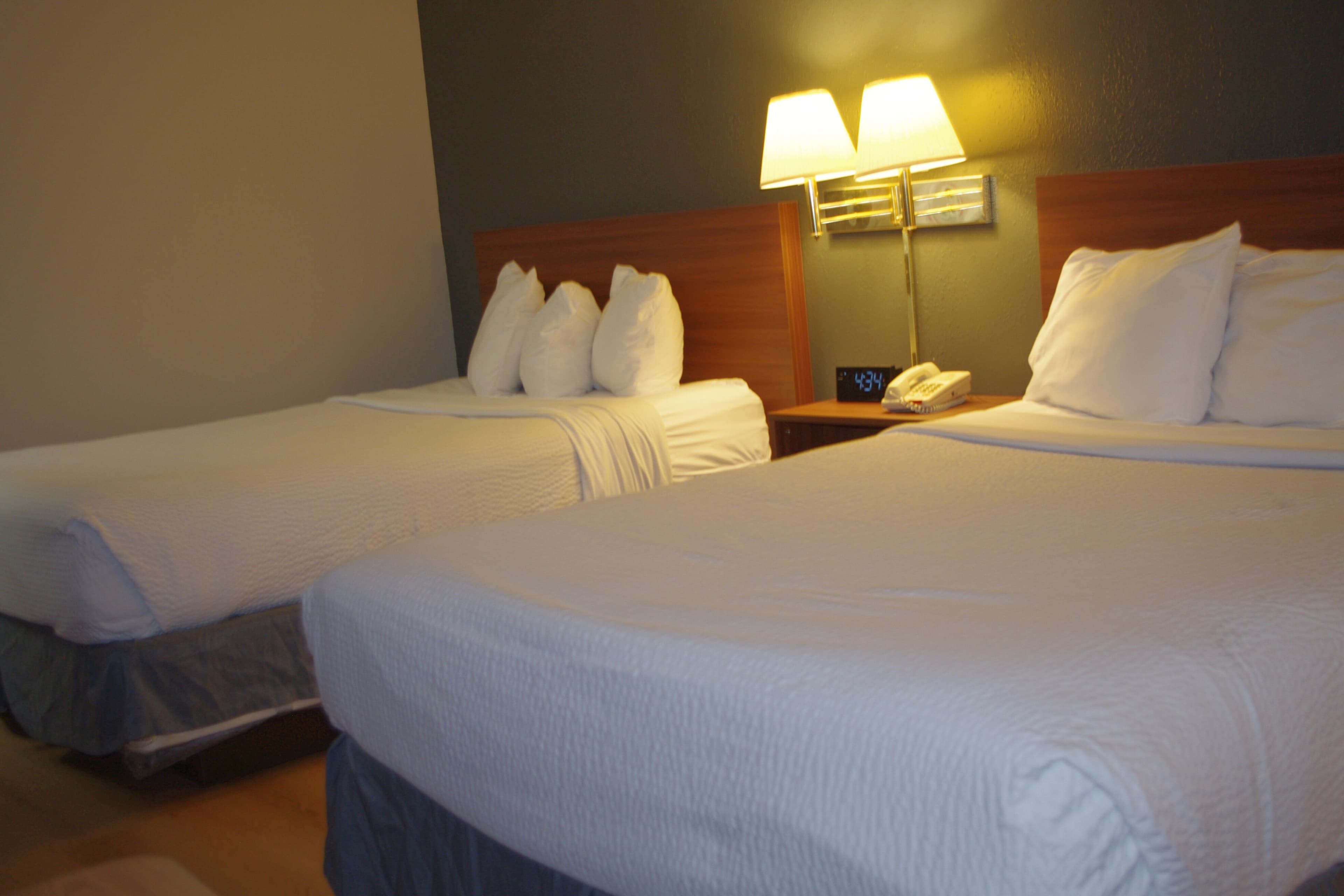 Econo Lodge El Paso, IL — 10