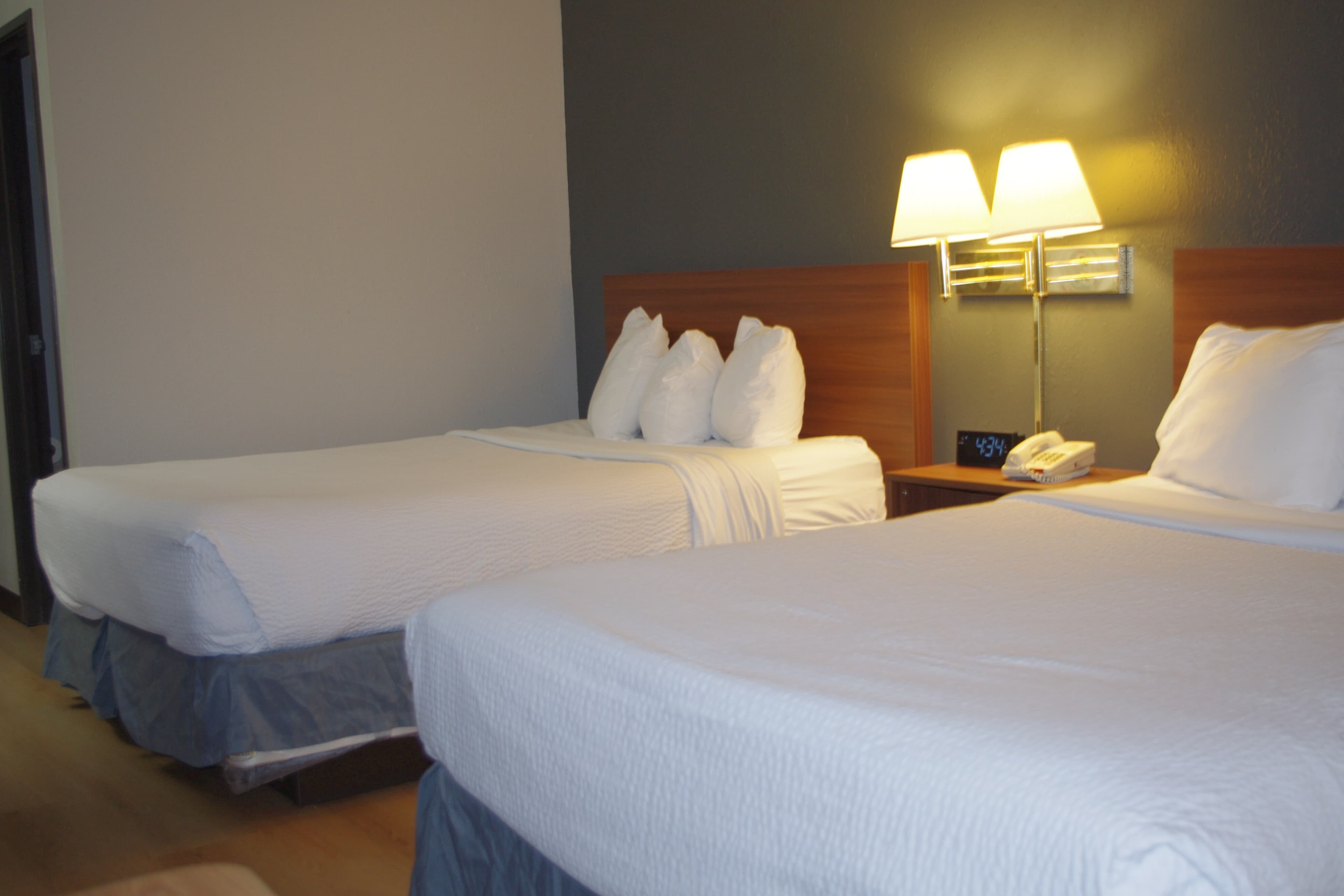 Econo Lodge El Paso, IL — 11