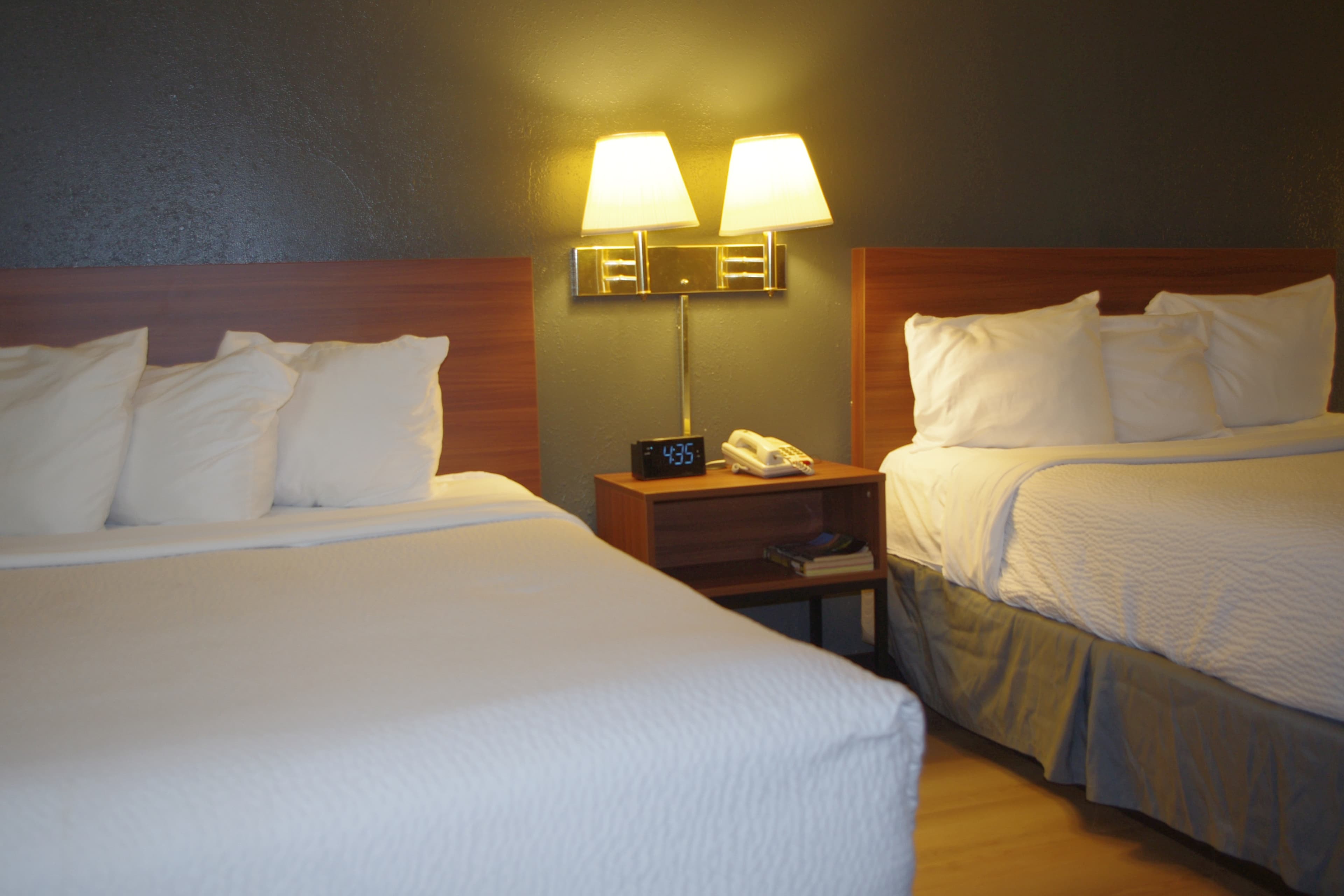 Econo Lodge El Paso, IL — 12