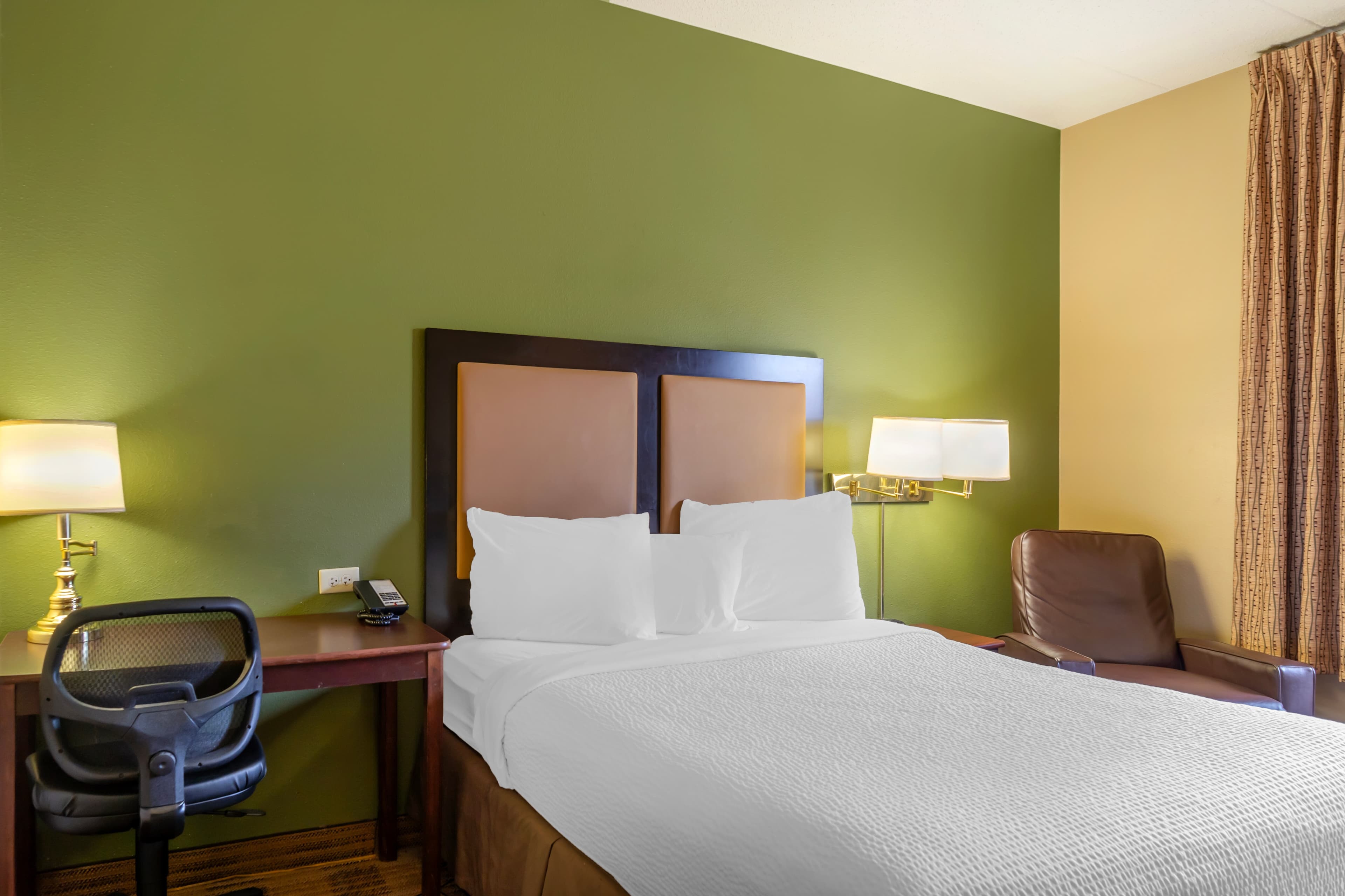 MainStay Suites Chicago Hillside - Image 3