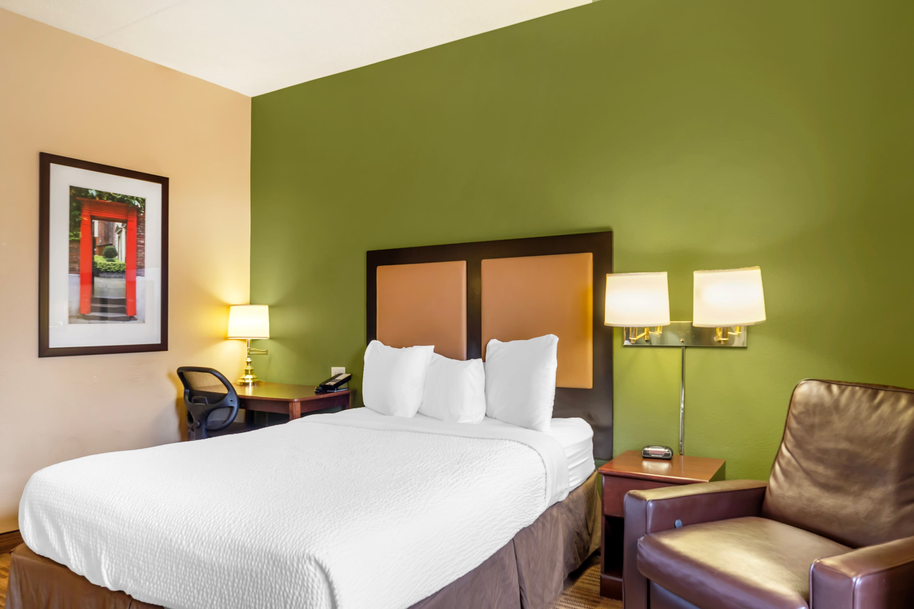 MainStay Suites Chicago Hillside - Image 4