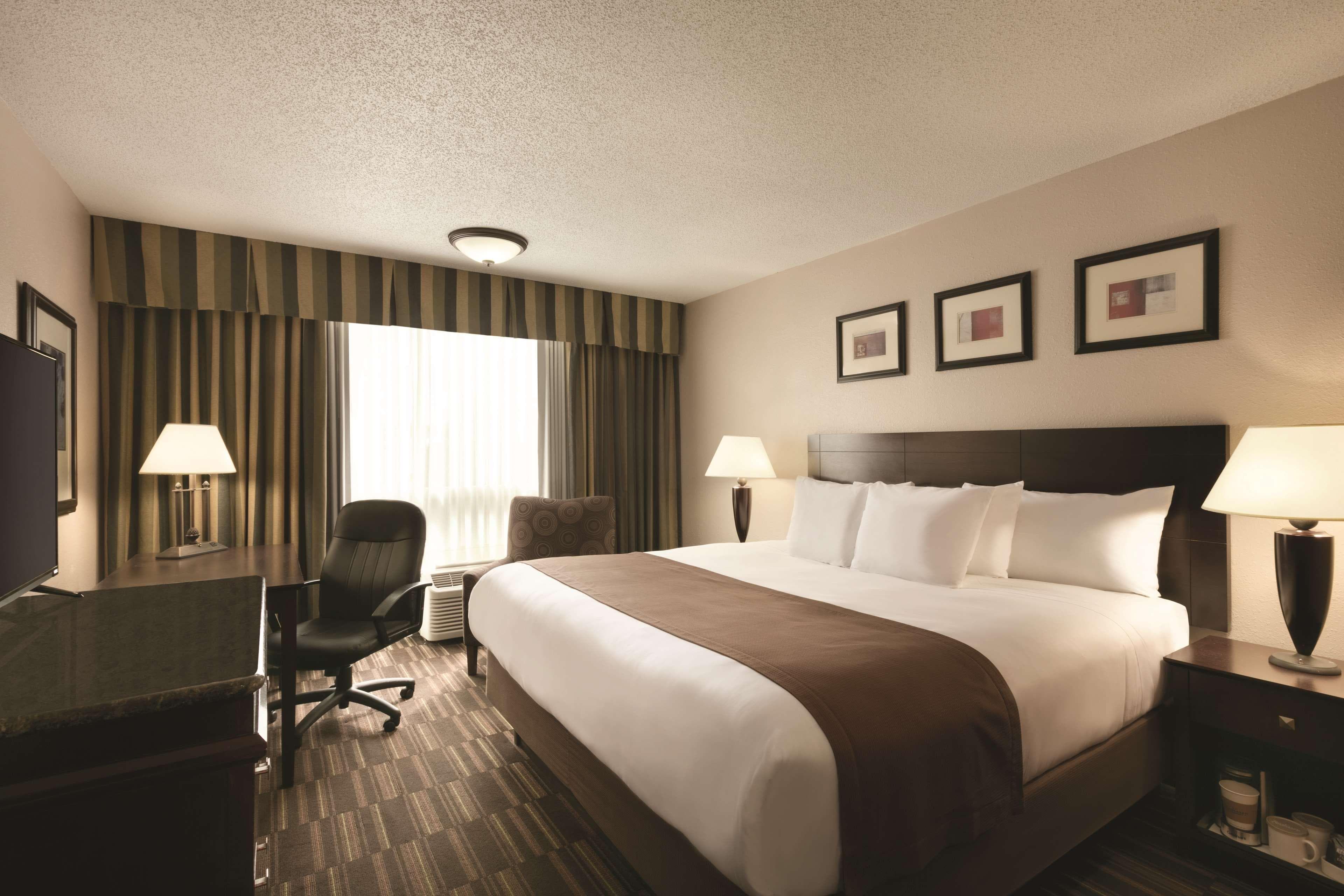 Radisson Hotel Louisville North - Image 3