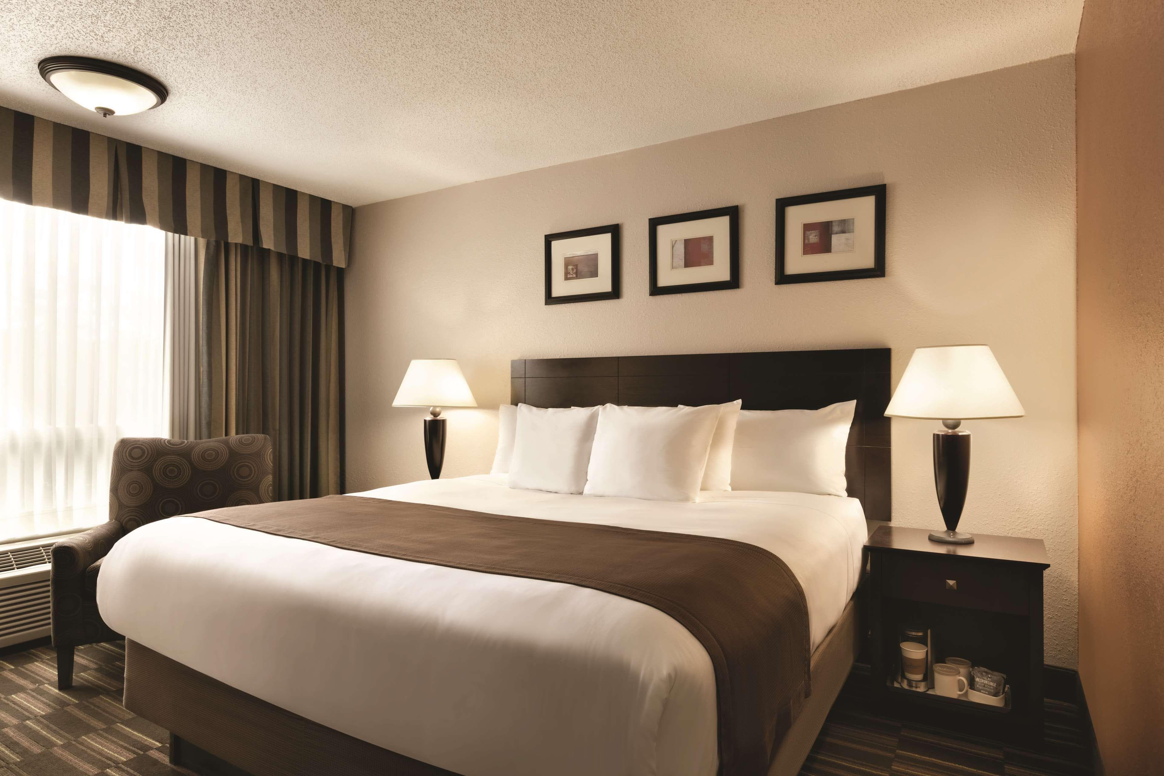 Radisson Hotel Louisville North - Image 4