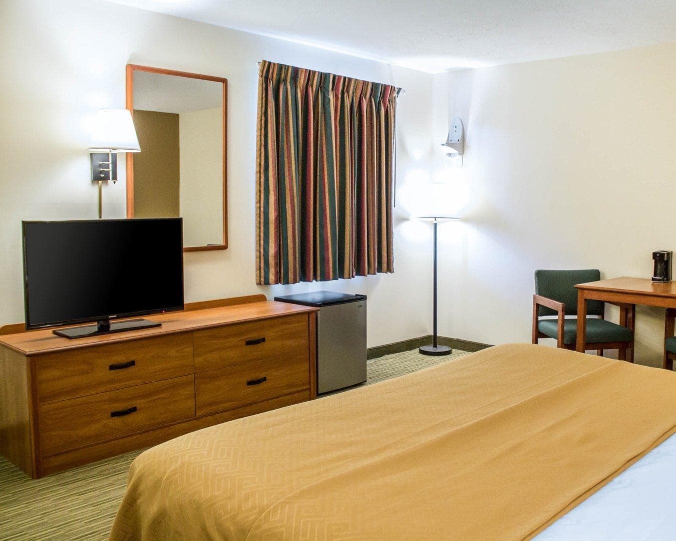 Econo Lodge Elkhart North - Image 4