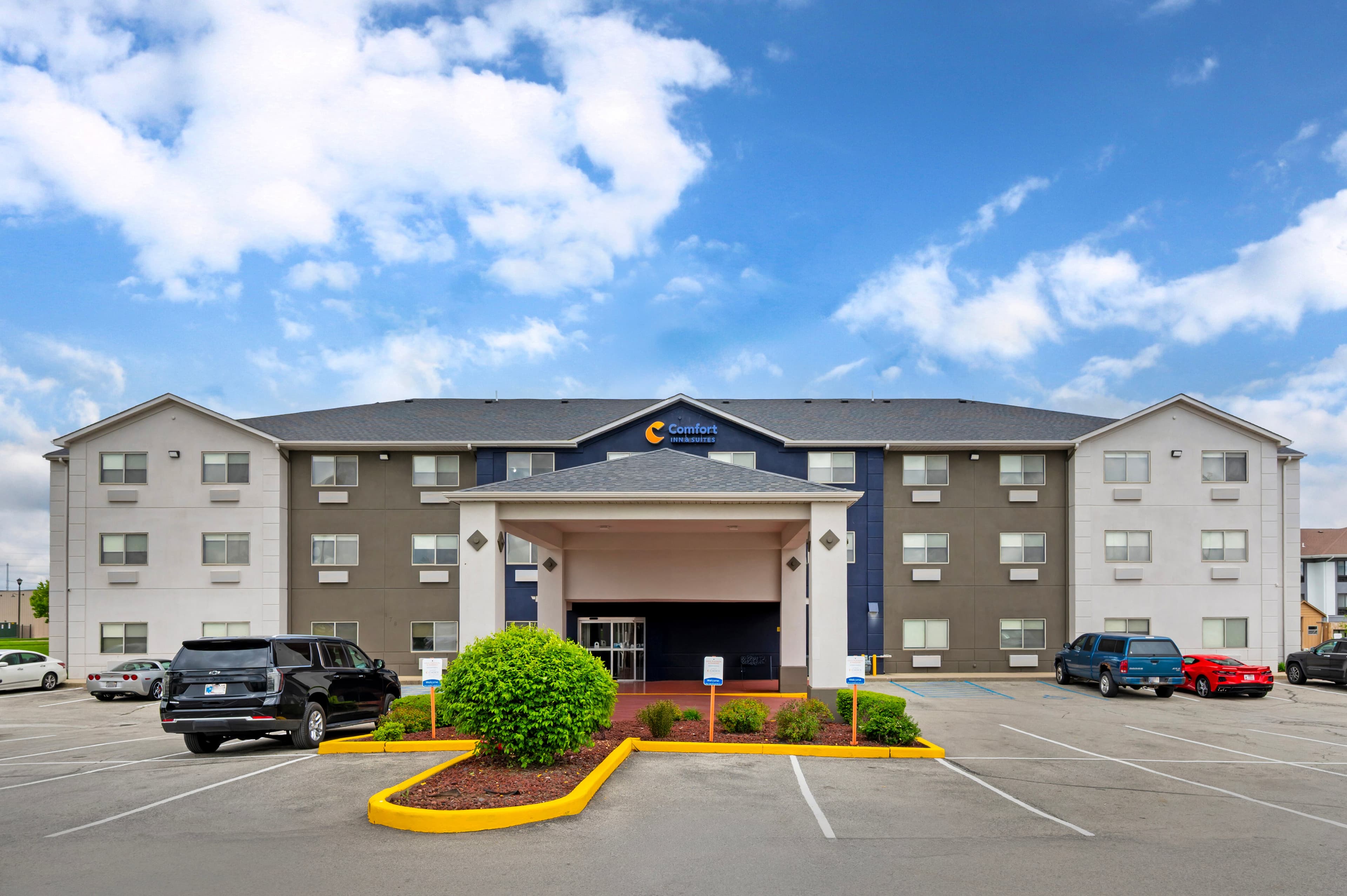 Comfort Inn & Suites North Greenfield - Image 1