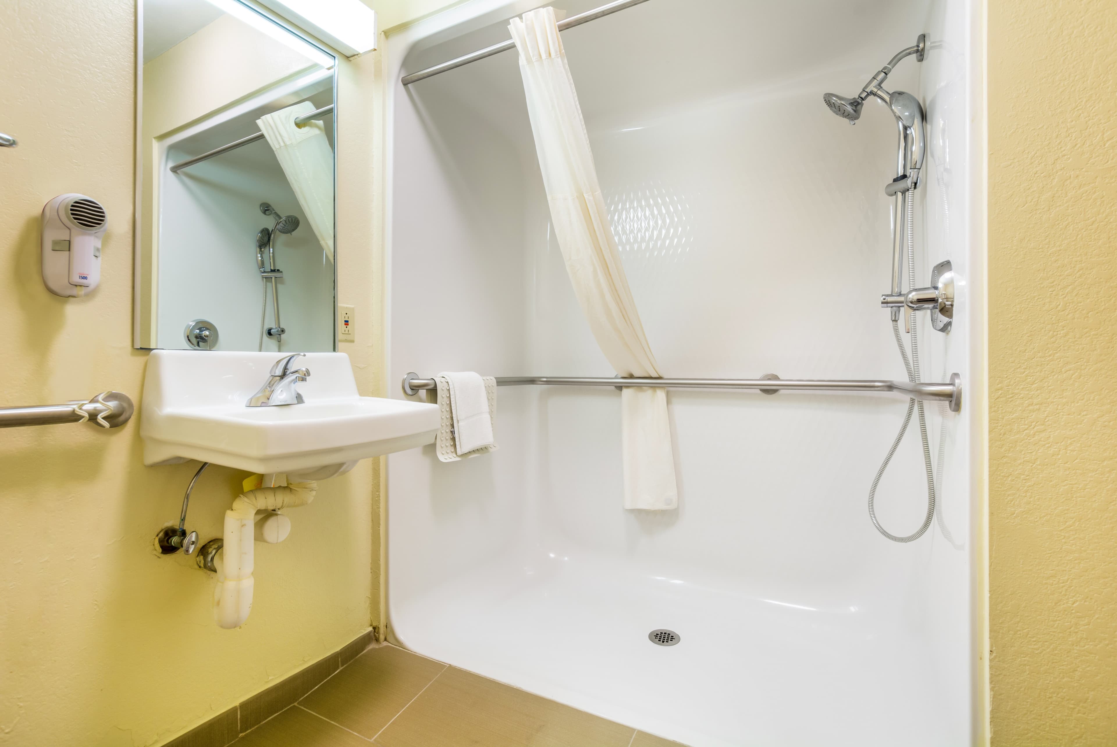 Quality Inn & Suites Sellersburg - Louisville Area - Image 5