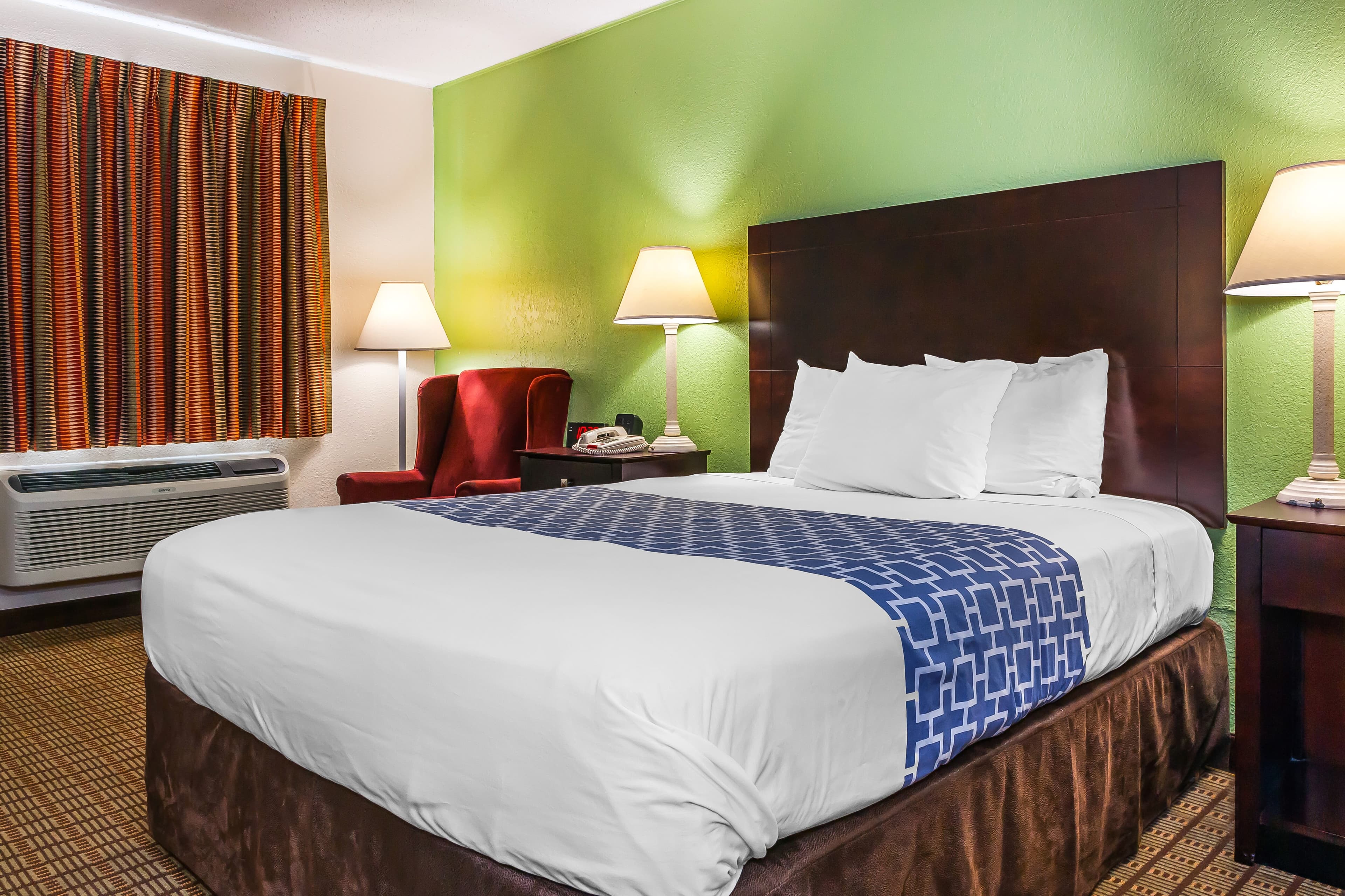 Econo Lodge Vincennes — 17