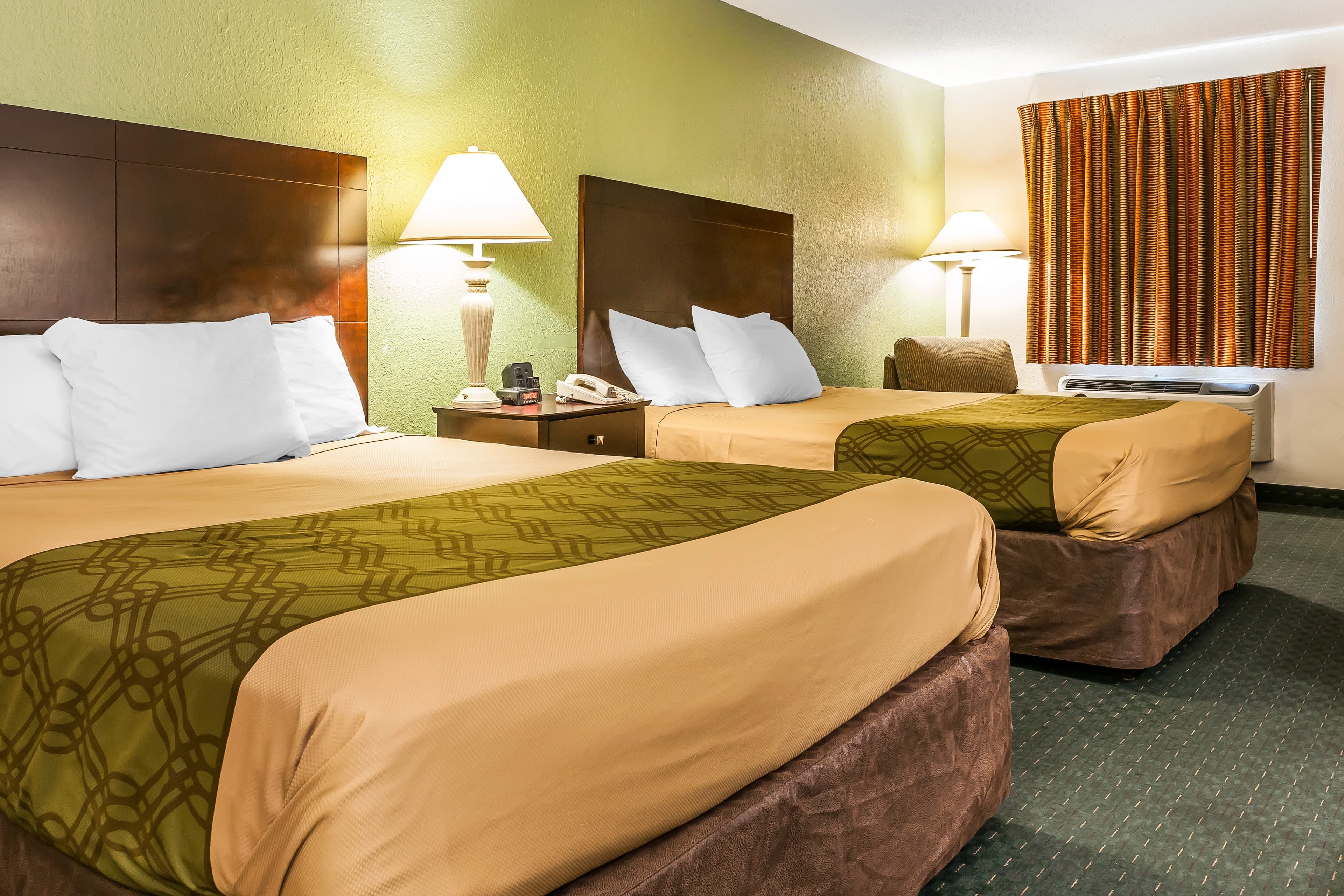 Econo Lodge Vincennes — 8