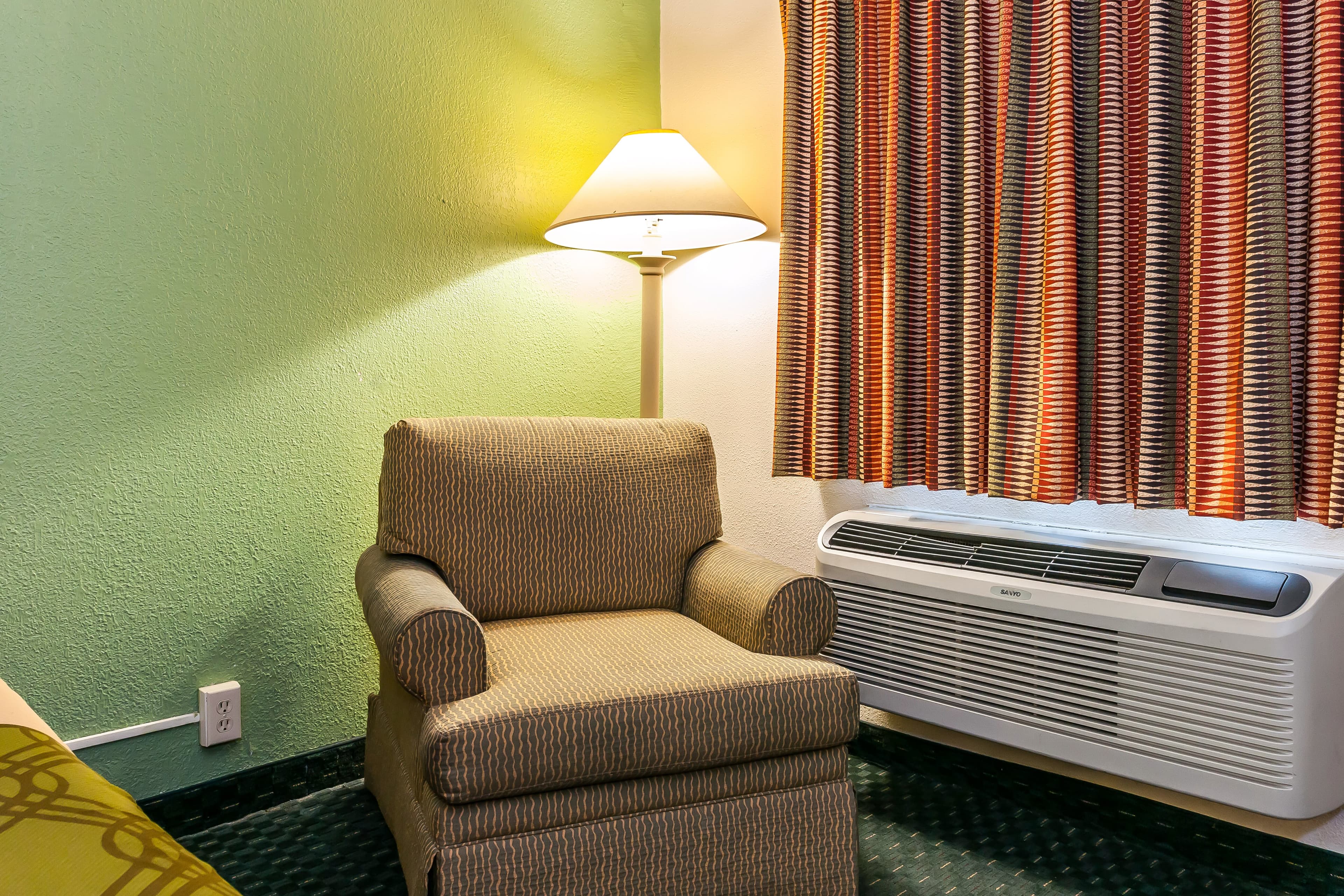 Econo Lodge Vincennes — 9