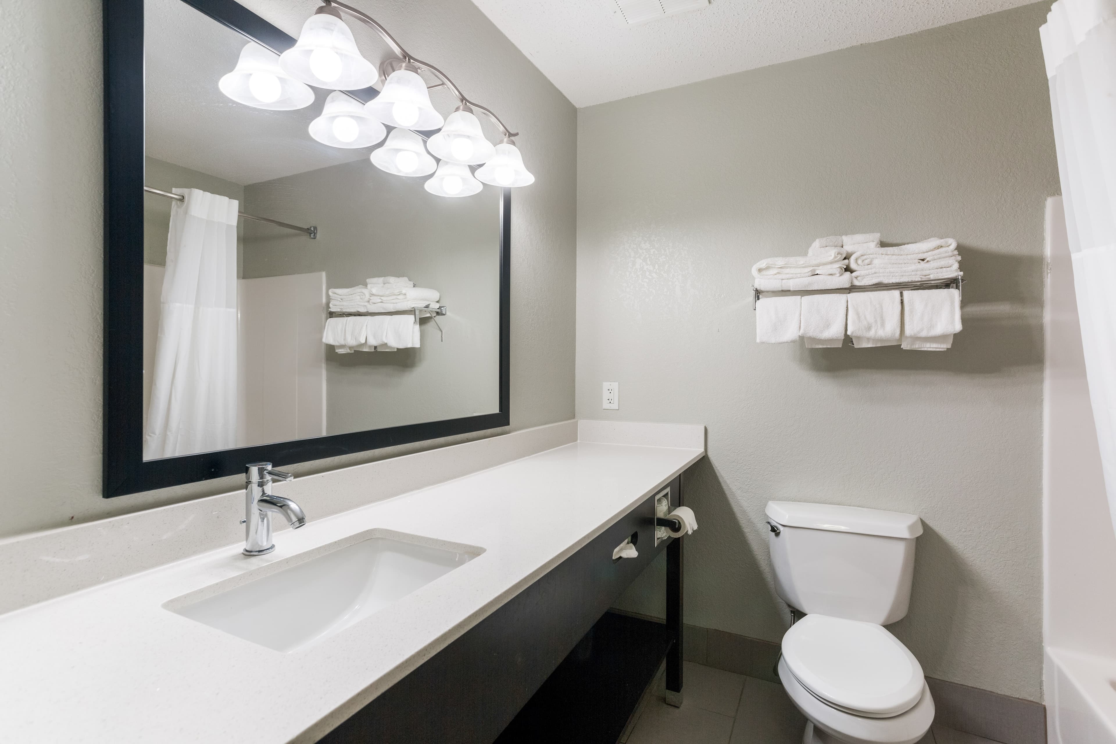 Quality Inn & Suites Ferdinand — 8